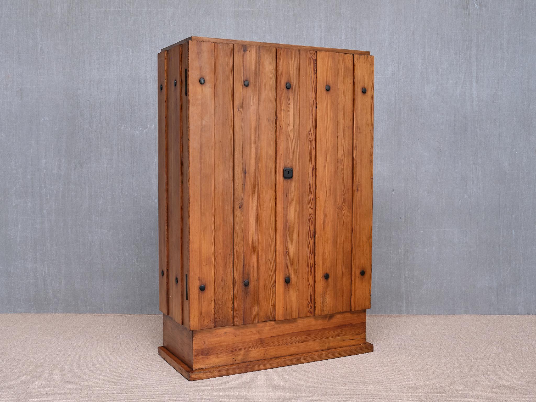Scandinave moderne Armoire 'Lovö' en pin, Axel Einar Hjorth, Nordiska Kompaniet Suède, années 1930 en vente