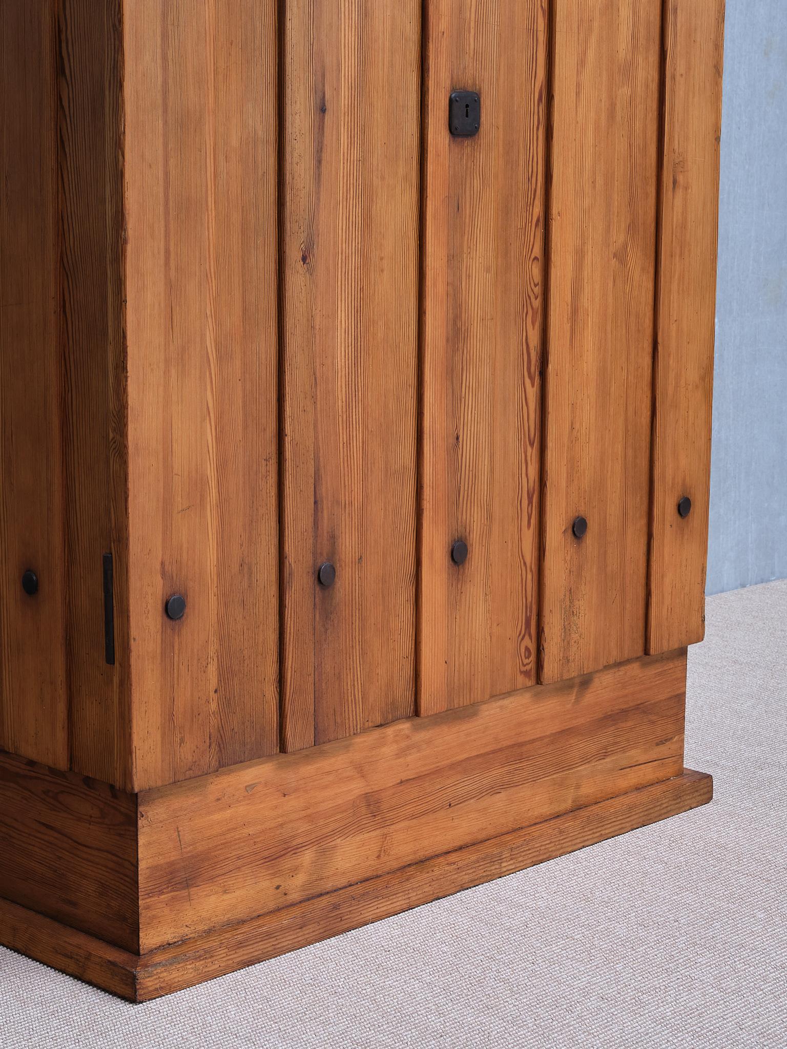 Suédois Armoire 'Lovö' en pin, Axel Einar Hjorth, Nordiska Kompaniet Suède, années 1930 en vente