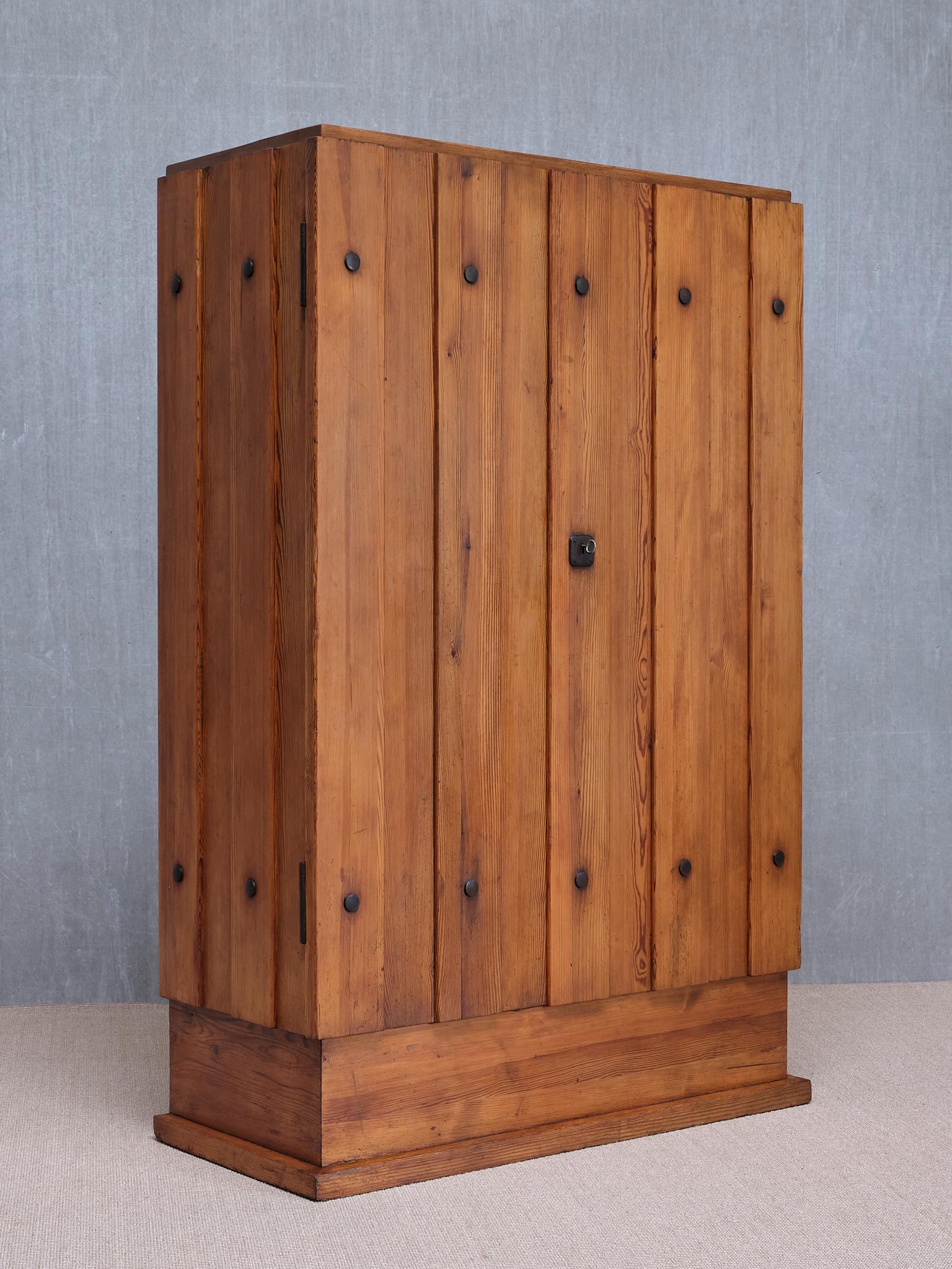 Armoire 'Lovö' en pin, Axel Einar Hjorth, Nordiska Kompaniet Suède, années 1930 Bon état - En vente à The Hague, NL