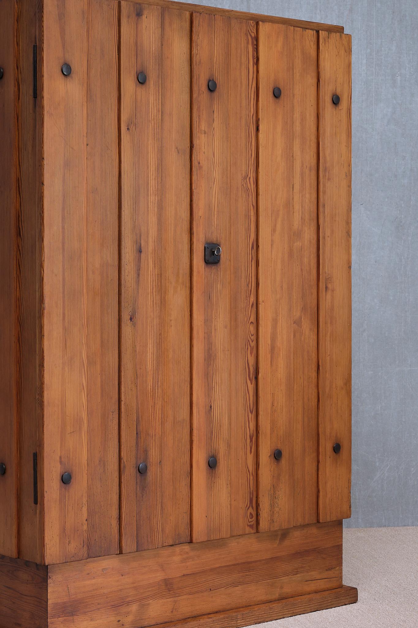 Milieu du XXe siècle Armoire 'Lovö' en pin, Axel Einar Hjorth, Nordiska Kompaniet Suède, années 1930 en vente