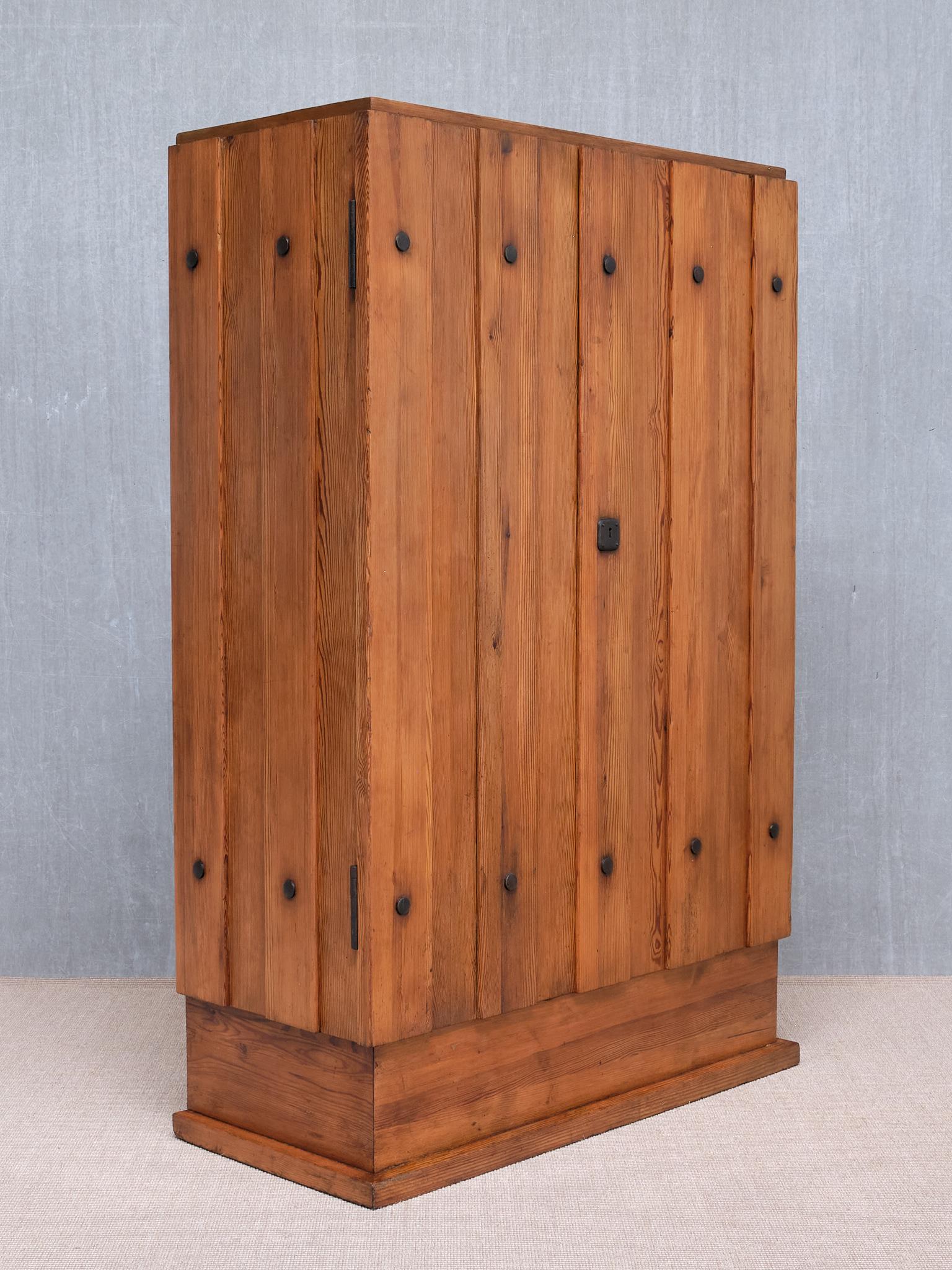 Fer Armoire 'Lovö' en pin, Axel Einar Hjorth, Nordiska Kompaniet Suède, années 1930 en vente