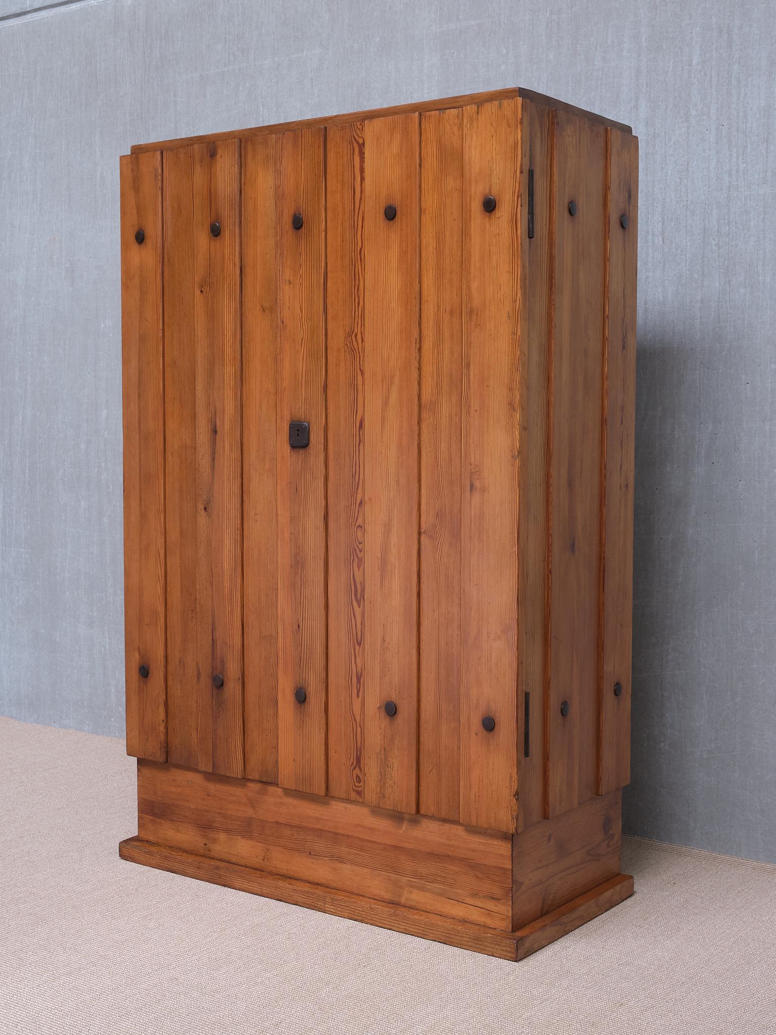 Armoire 'Lovö' en pin, Axel Einar Hjorth, Nordiska Kompaniet Suède, années 1930 en vente 1
