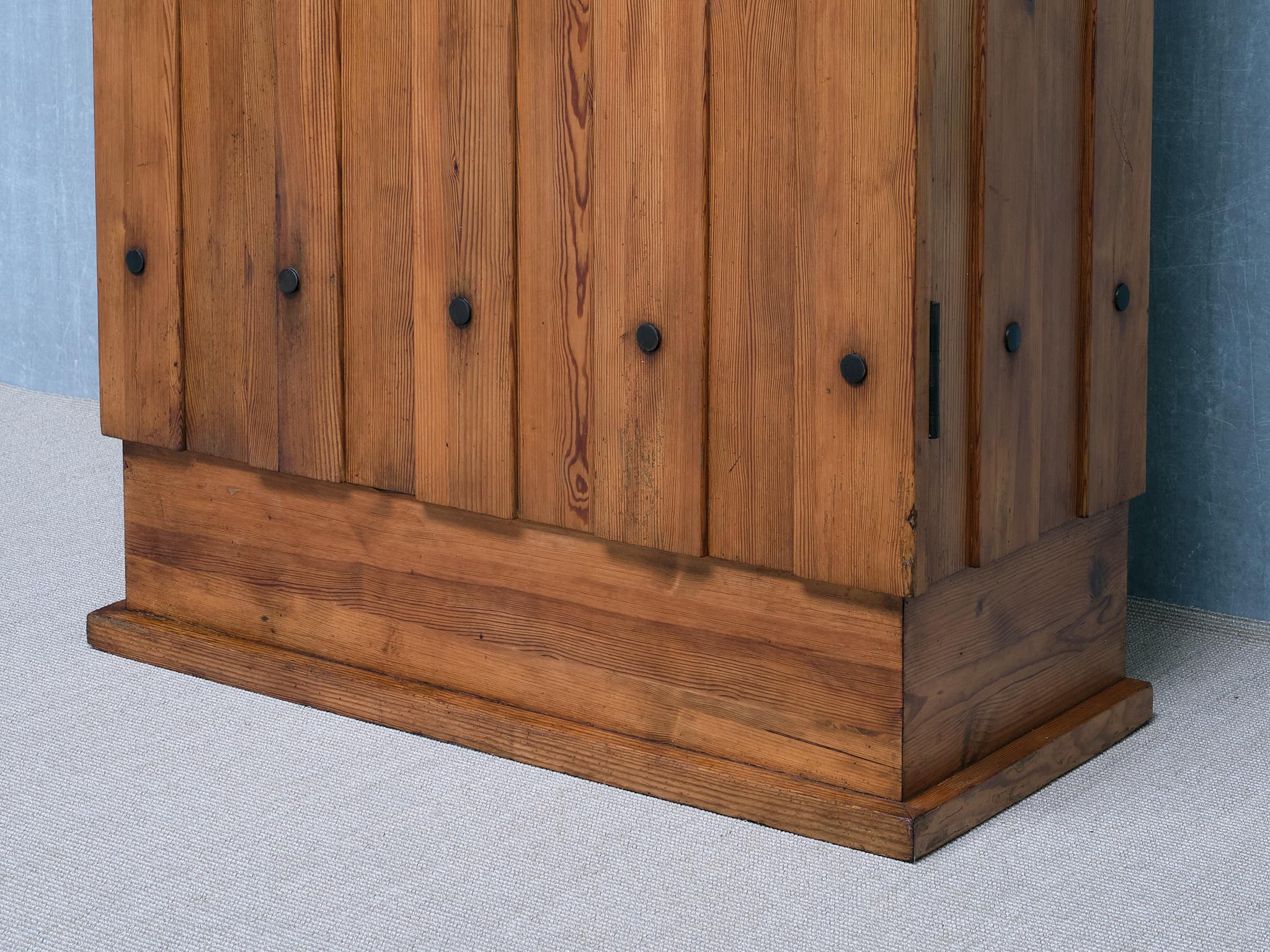 Armoire 'Lovö' en pin, Axel Einar Hjorth, Nordiska Kompaniet Suède, années 1930 en vente 2