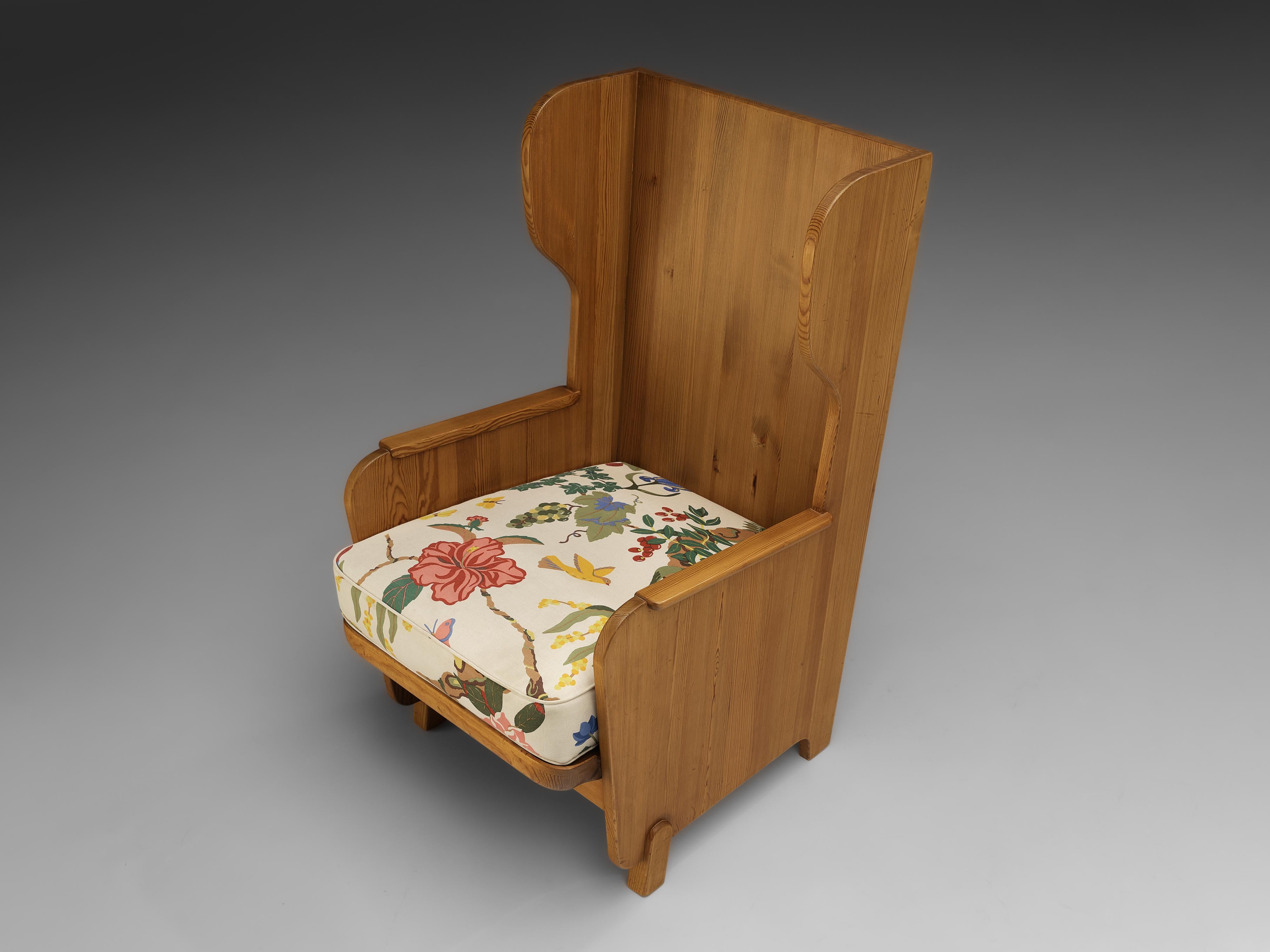 Axel Einar Hjorth, wingback lounge chair model 'Lovö', pine, floral fabric, Sweden, 1932

Sturdy high back ‘Lovö’ chair in solid pine by Axel Einar Hjorth. This chair has all classical elements of a wingback chair, yet due the execution in natural