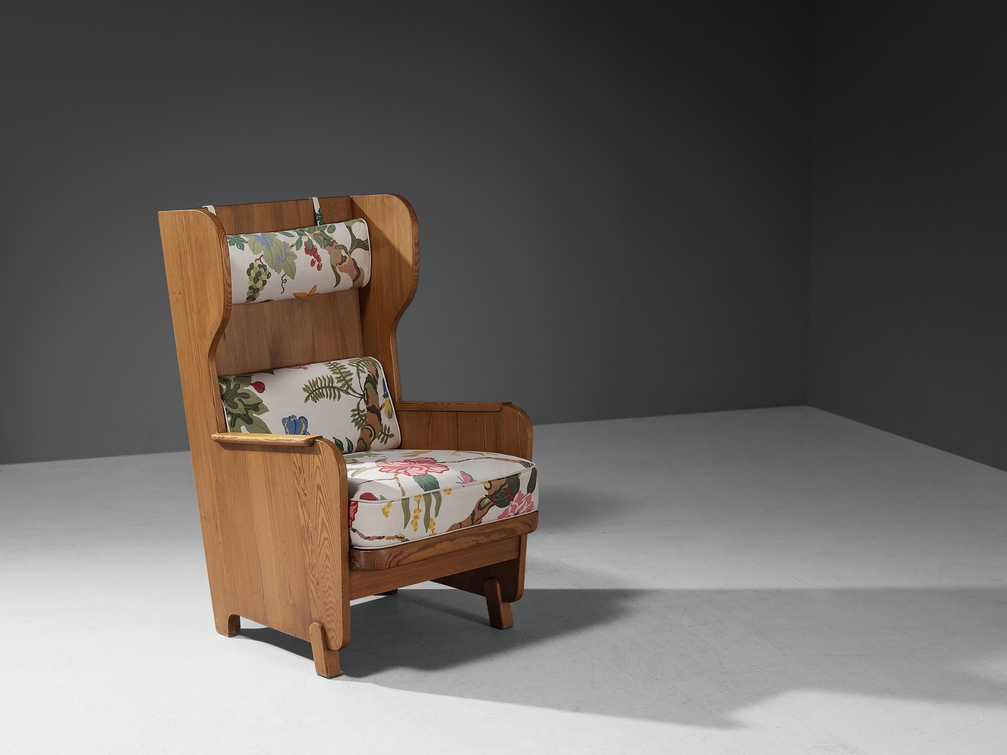 Axel Einar Hjorth, wingback lounge chair model 'Lovö', pine, floral fabric by Josef Frank, Sweden, 1932

Sturdy high back ‘Lovö’ chair in solid pine by Axel Einar Hjorth. This chair has all classical elements of a wingback chair, yet due the