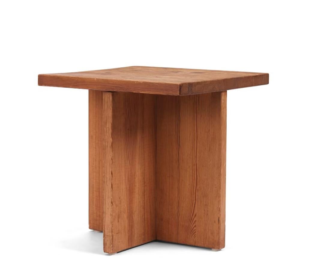 Axel Einar Hjorth a conçu la table en pin teinté 