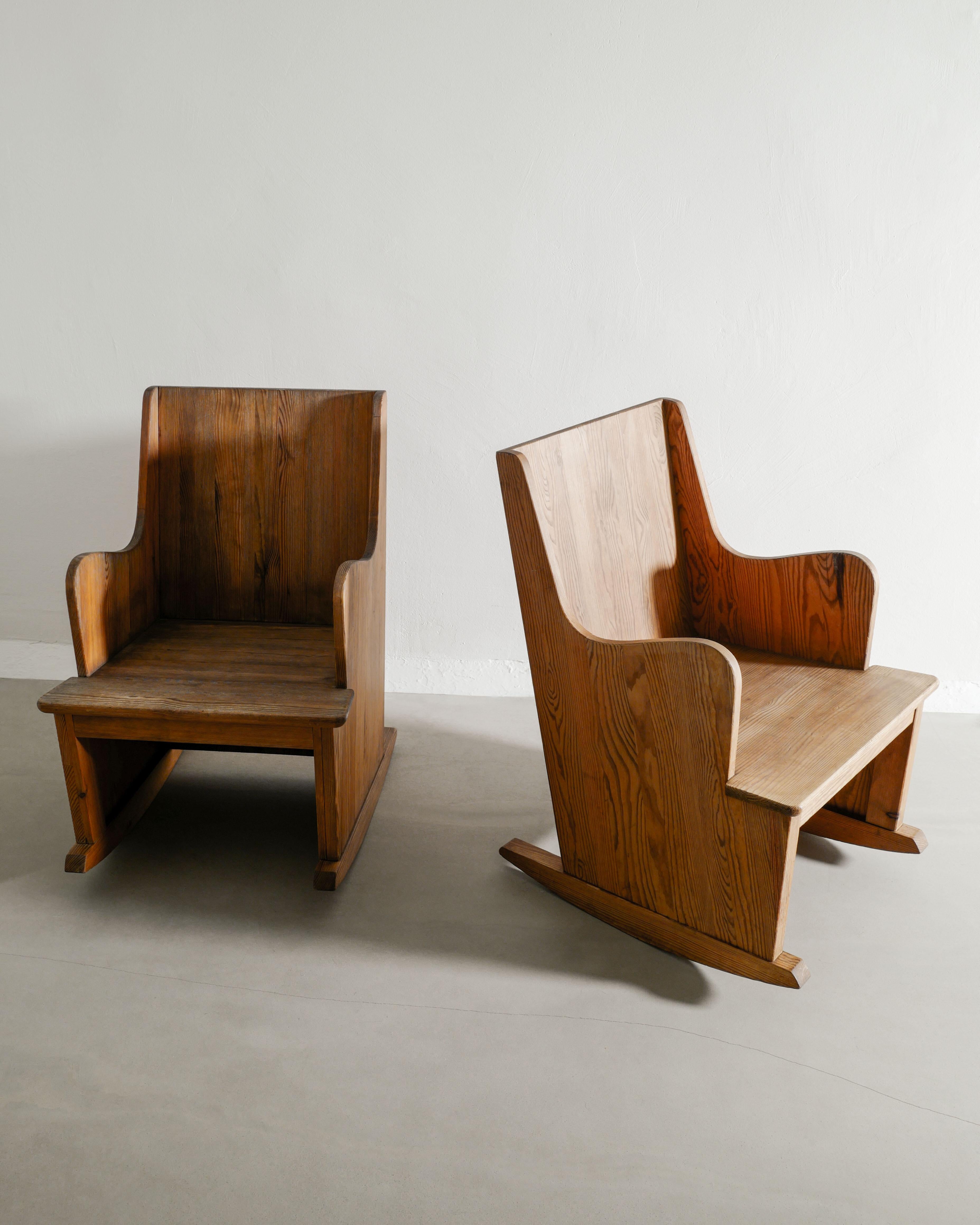 Scandinavo moderno Sedie a dondolo in legno di pino di Axel Einar Hjorth Lovö di Nordiska Kompaniet, anni '30 in vendita