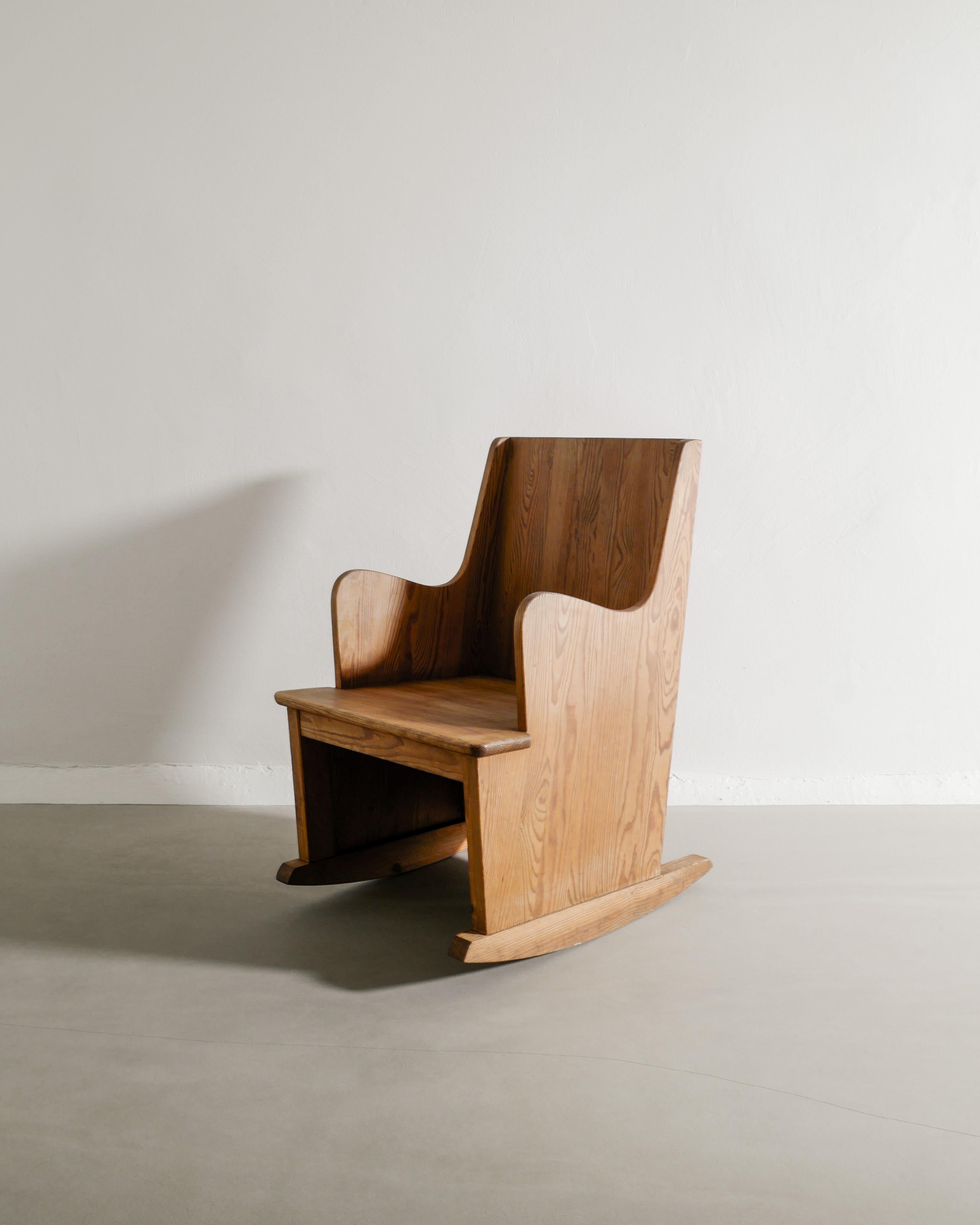 Svedese Sedie a dondolo in legno di pino di Axel Einar Hjorth Lovö di Nordiska Kompaniet, anni '30 in vendita