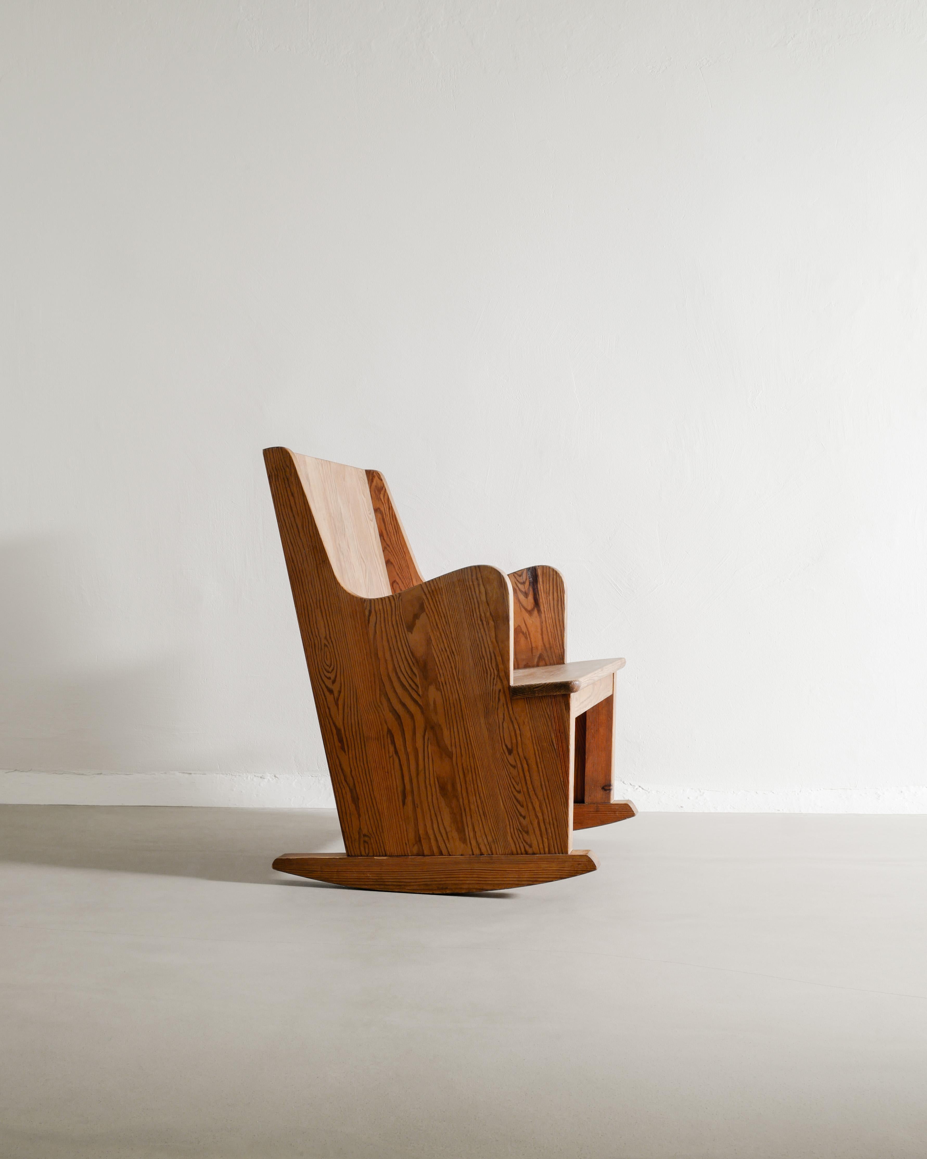 Sedie a dondolo in legno di pino di Axel Einar Hjorth Lovö di Nordiska Kompaniet, anni '30 In condizioni buone in vendita a Stockholm, SE
