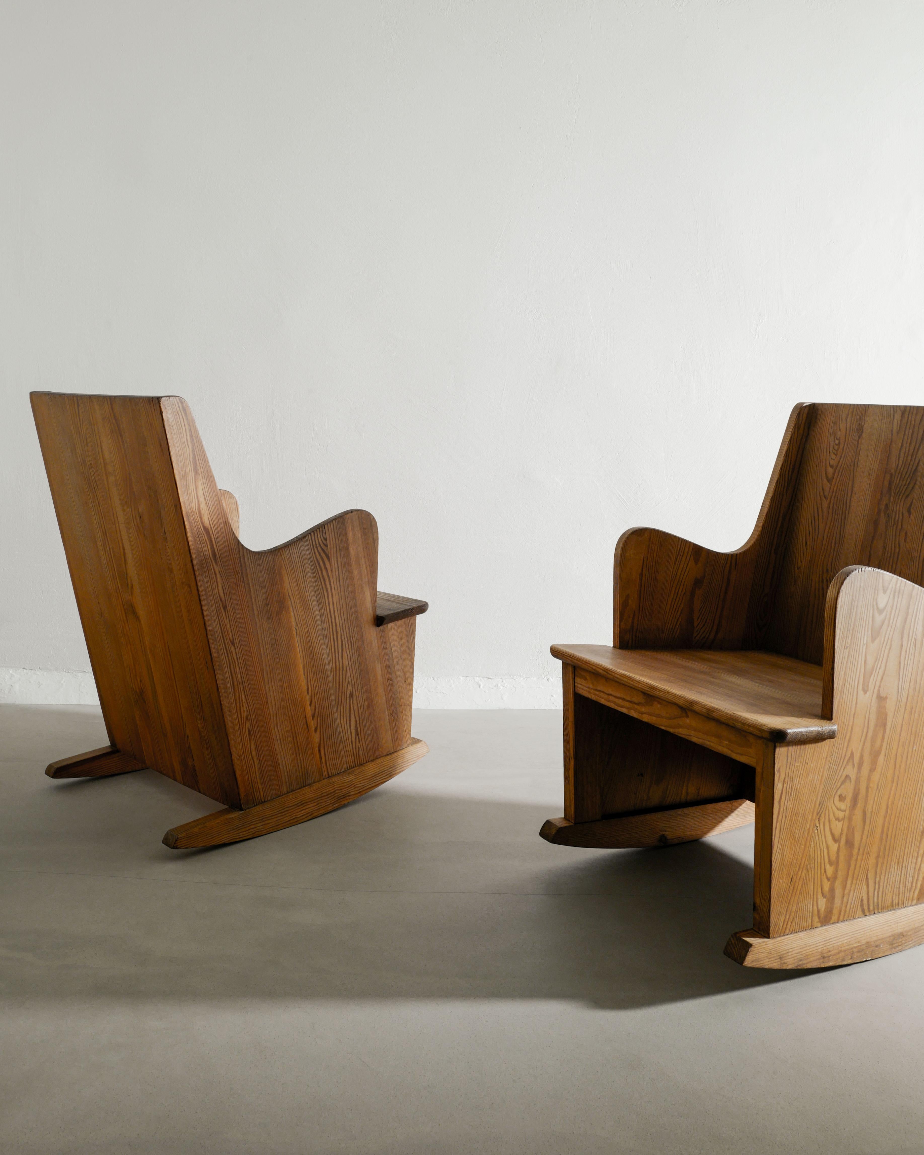 Pino Sedie a dondolo in legno di pino di Axel Einar Hjorth Lovö di Nordiska Kompaniet, anni '30 in vendita