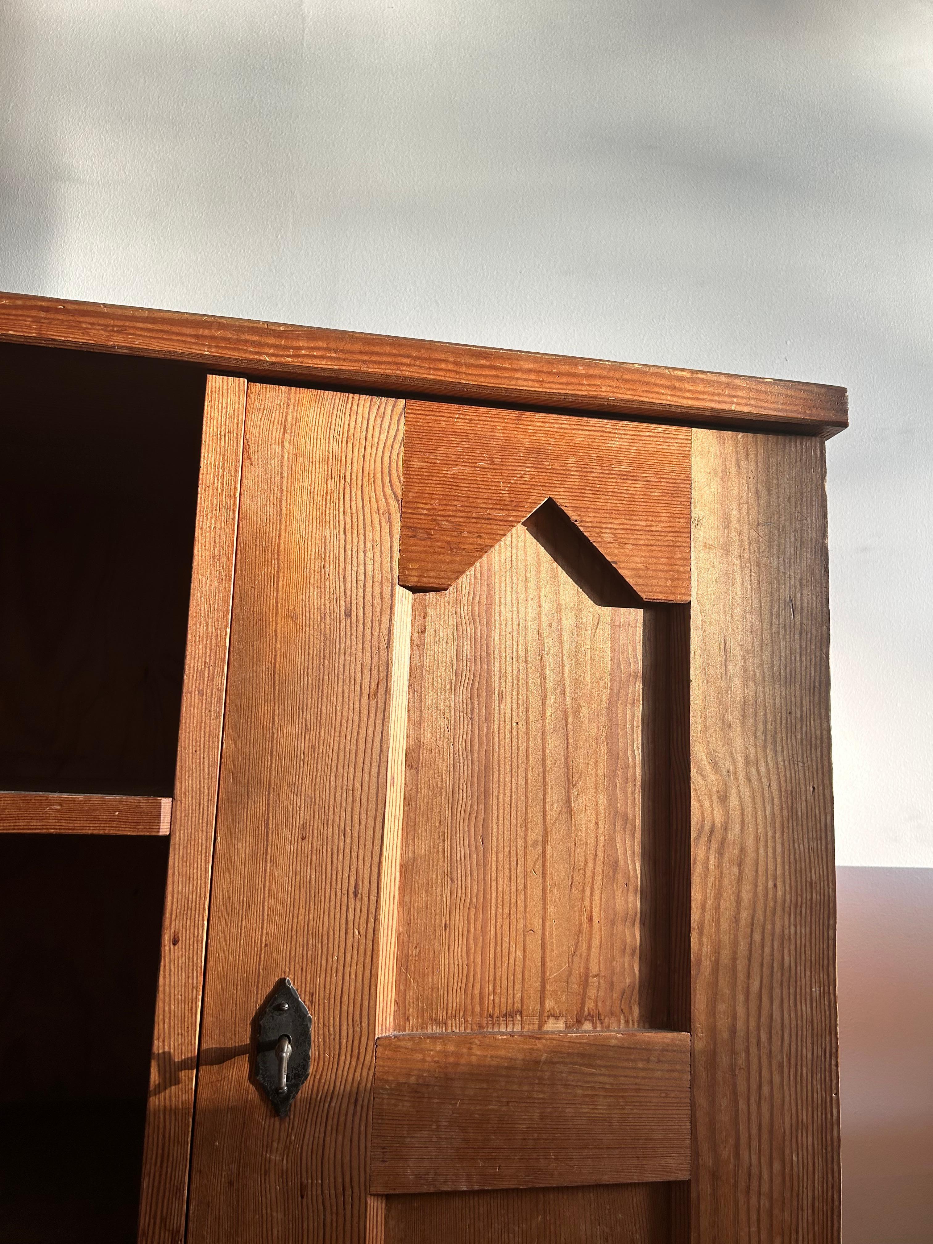 Rare and important Lovö shelf in acid stained pine designed by Axel Einar Hjorth for Nordiska Kompaniet in the 1930’s.

This shelf was made as a part of the Lovö series which was one of Axel Einar Hjorth’s series of cabin furniture.

Swedish