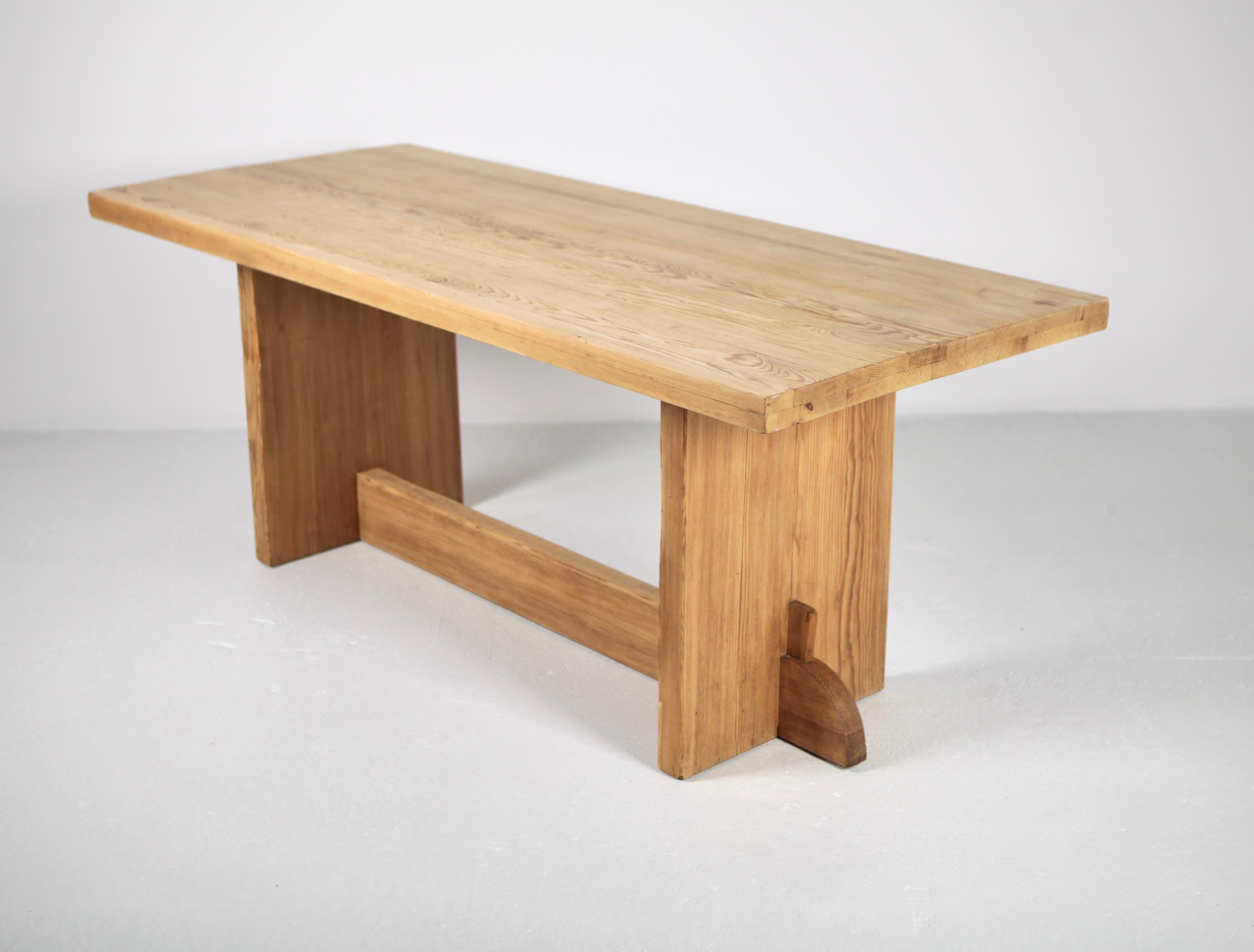 Pine 'Lovö' table by Swedish Modernist Axel-Einar Hjorth, manufactured by Nordiska Kompaniet in Sweden, circa 1932.
Best known for his modern reduced design, this table by Axel-Einar Hjorth is one of his timeless masterpieces.
Original vintage