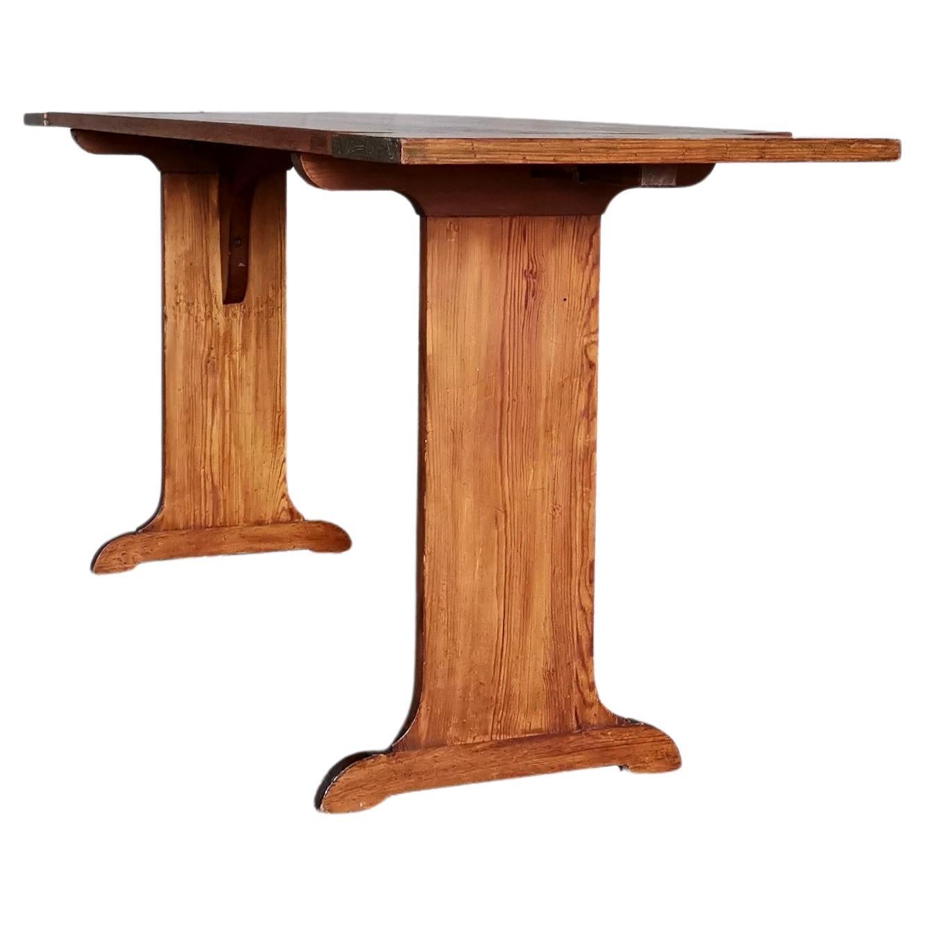 Eleganza di Axel Einar Hjorth: tavolo da salotto/libreria in pino massiccio, ebanisteria svedese anni 30

Un tavolo consolle minimalista in pino svedese degli anni '30 con molti dettagli eleganti. 

Il tutto con una splendida patina scura e un