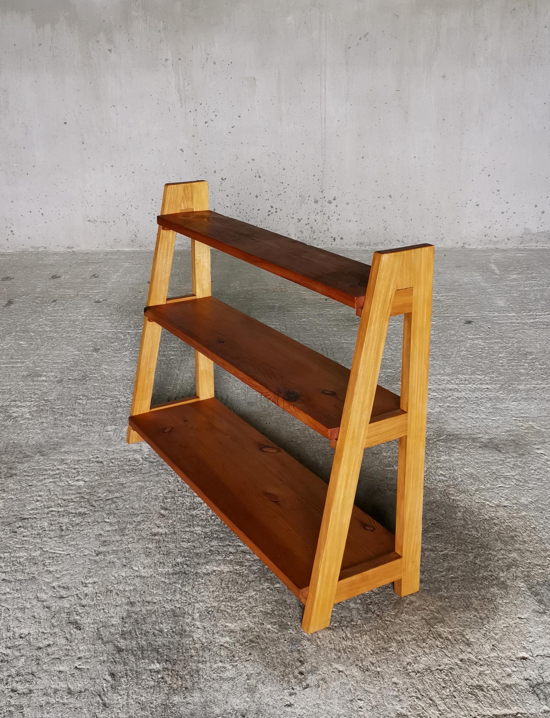 Axel Einar Hjorth Estantería de madera de pino y olmo, ebanista sueco Años 30 Escandinavo moderno en venta