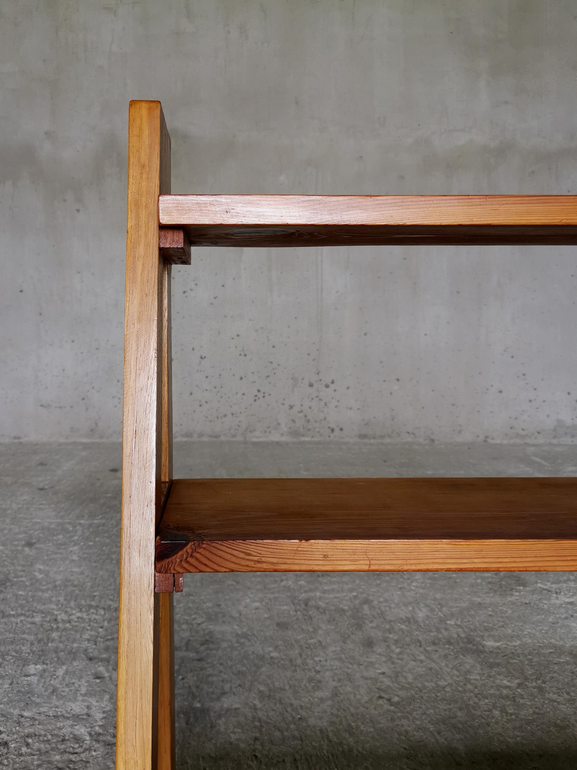 Axel Einar Hjorth Estantería de madera de pino y olmo, ebanista sueco Años 30 Hecho a mano en venta