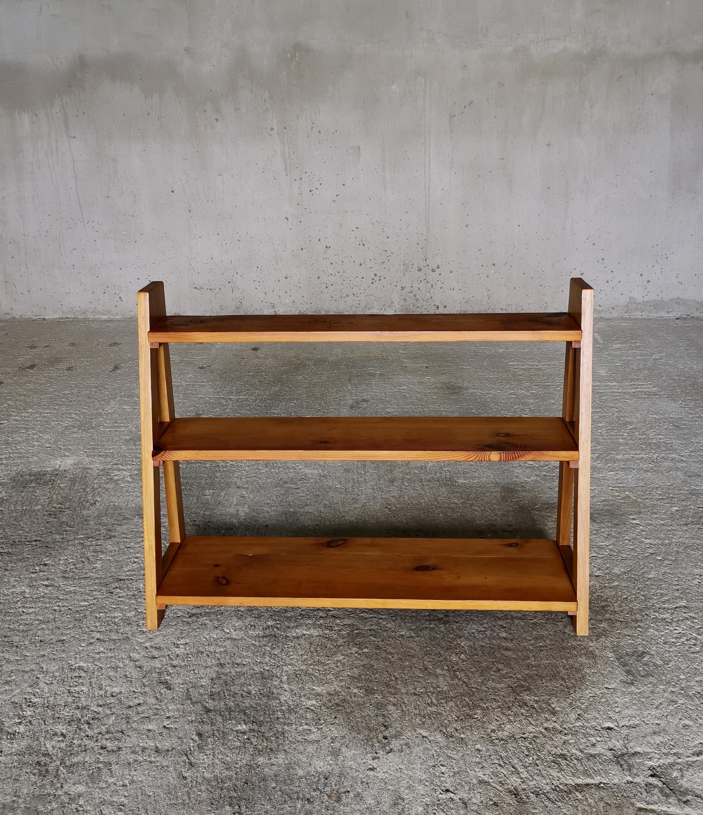 Axel Einar Hjorth Estantería de madera de pino y olmo, ebanista sueco Años 30 en Bueno estado para la venta en Ystad, SE