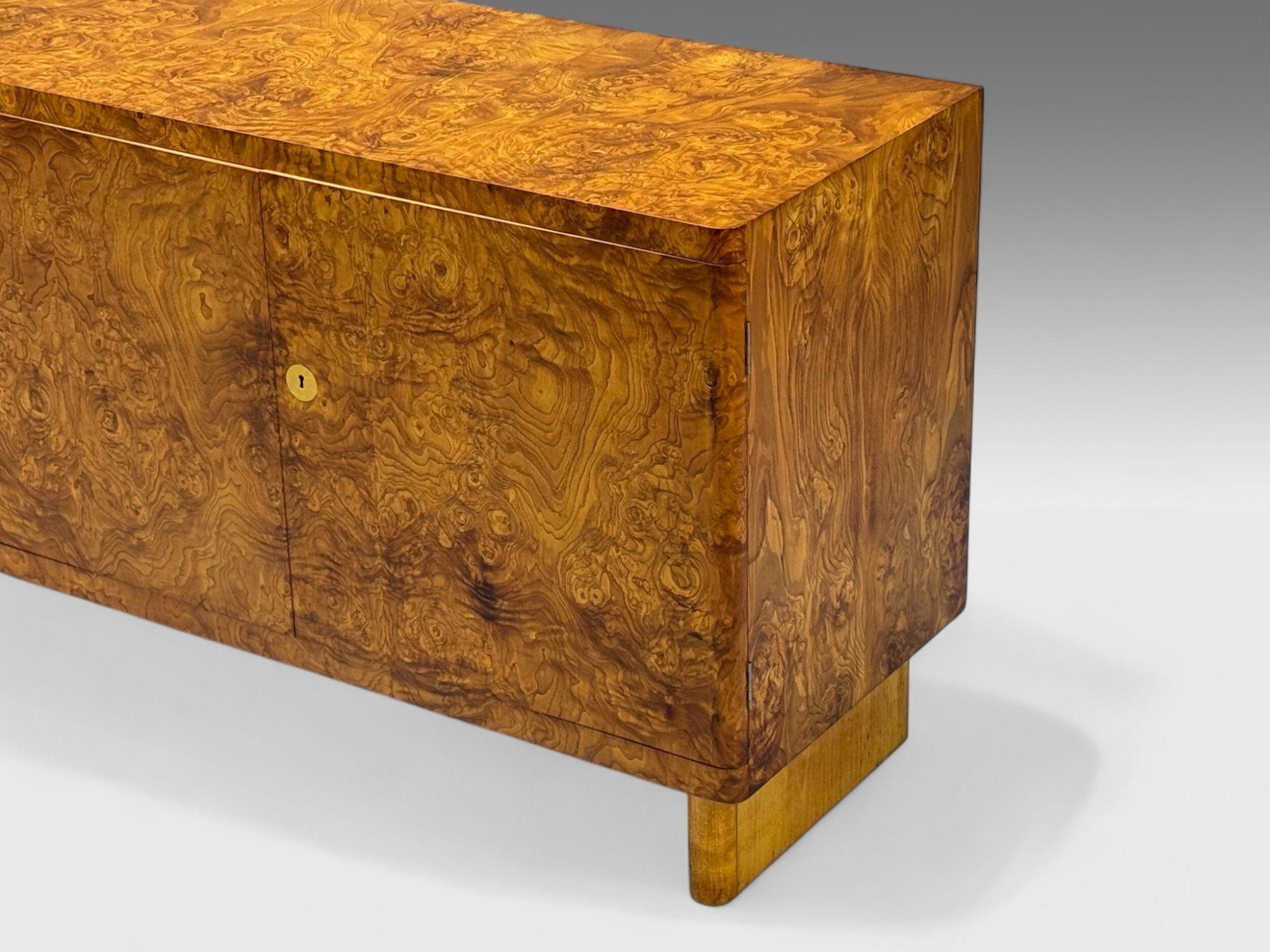Axel Einar Hjorth, Nordiska Kompaniet, Legno di radice, credenza rara, Svezia, 1937 in vendita 3