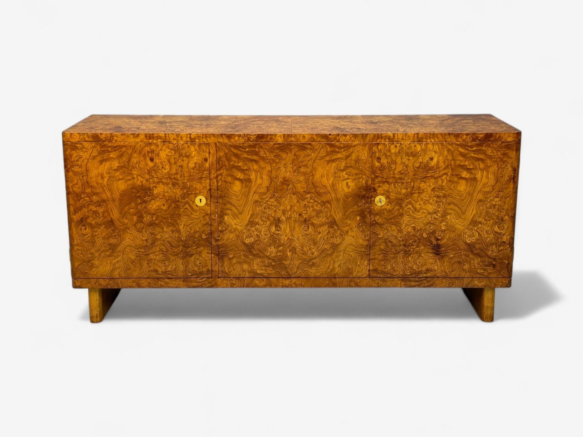 Scandinavo moderno Axel Einar Hjorth, Nordiska Kompaniet, Legno di radice, credenza rara, Svezia, 1937 in vendita
