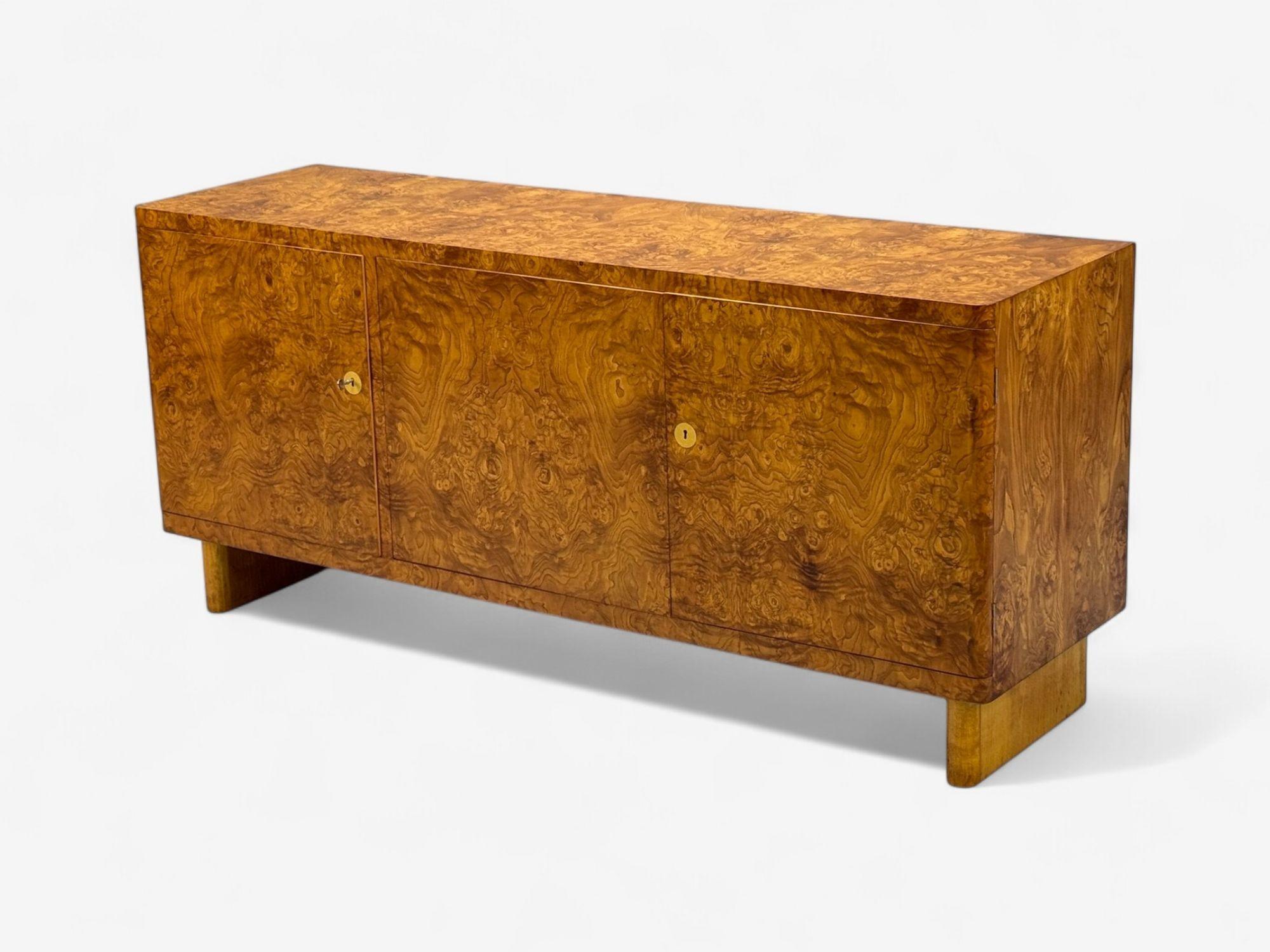 Svedese Axel Einar Hjorth, Nordiska Kompaniet, Legno di radice, credenza rara, Svezia, 1937 in vendita