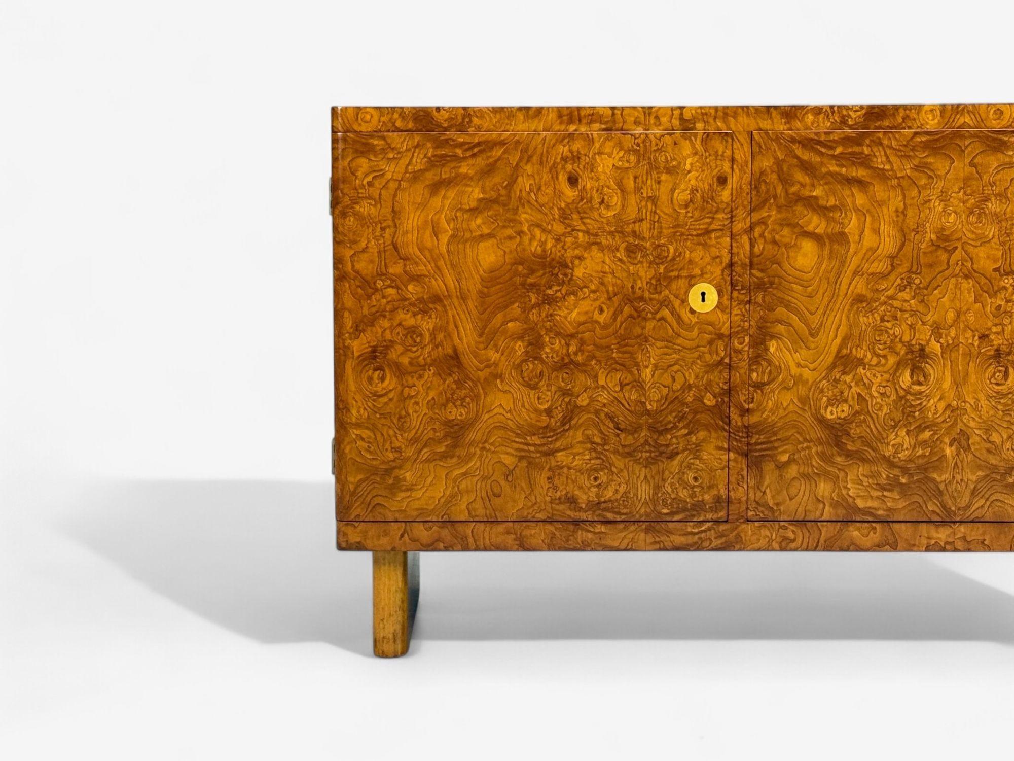 Axel Einar Hjorth, Nordiska Kompaniet, Legno di radice, credenza rara, Svezia, 1937 In condizioni buone in vendita a Manhasset, NY