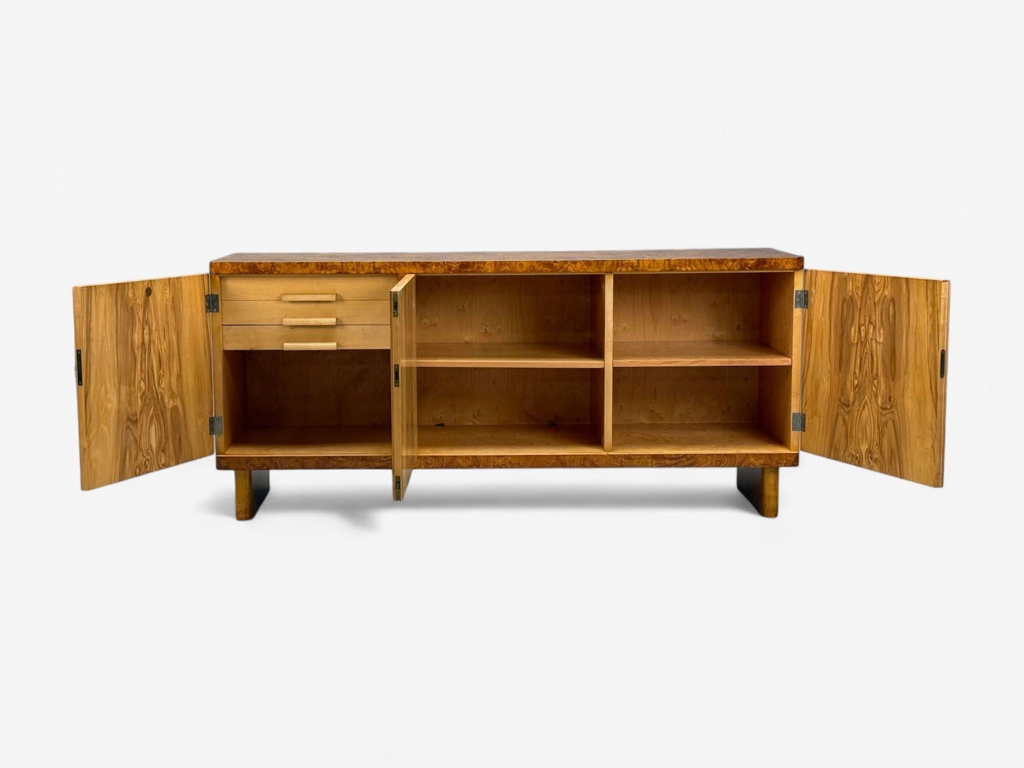 Betulla Axel Einar Hjorth, Nordiska Kompaniet, Legno di radice, credenza rara, Svezia, 1937 in vendita