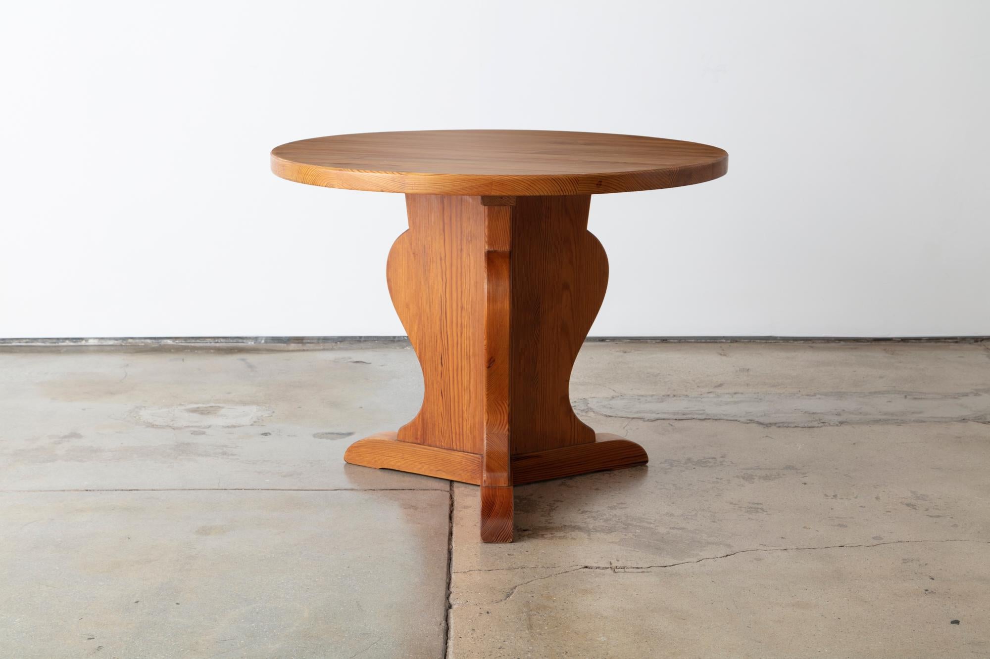 Pine occasional table for Nordiska Kompaniet designed by Axel Einar Hjorth, circa 1930

Measures: 24