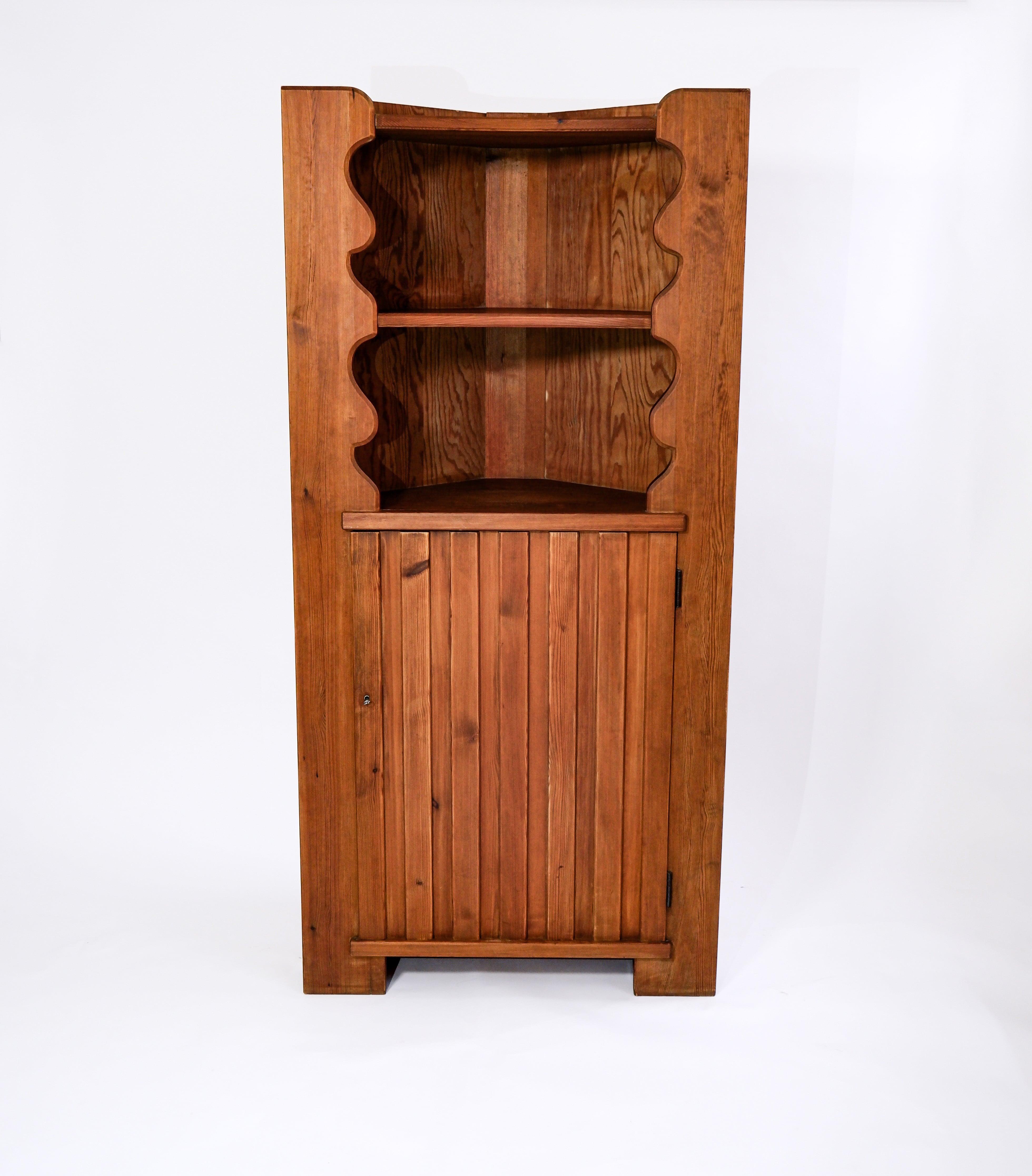 Axel-Einar Hjorth pine Angle Cabinet Model Utö, circa 1940 For Sale 4