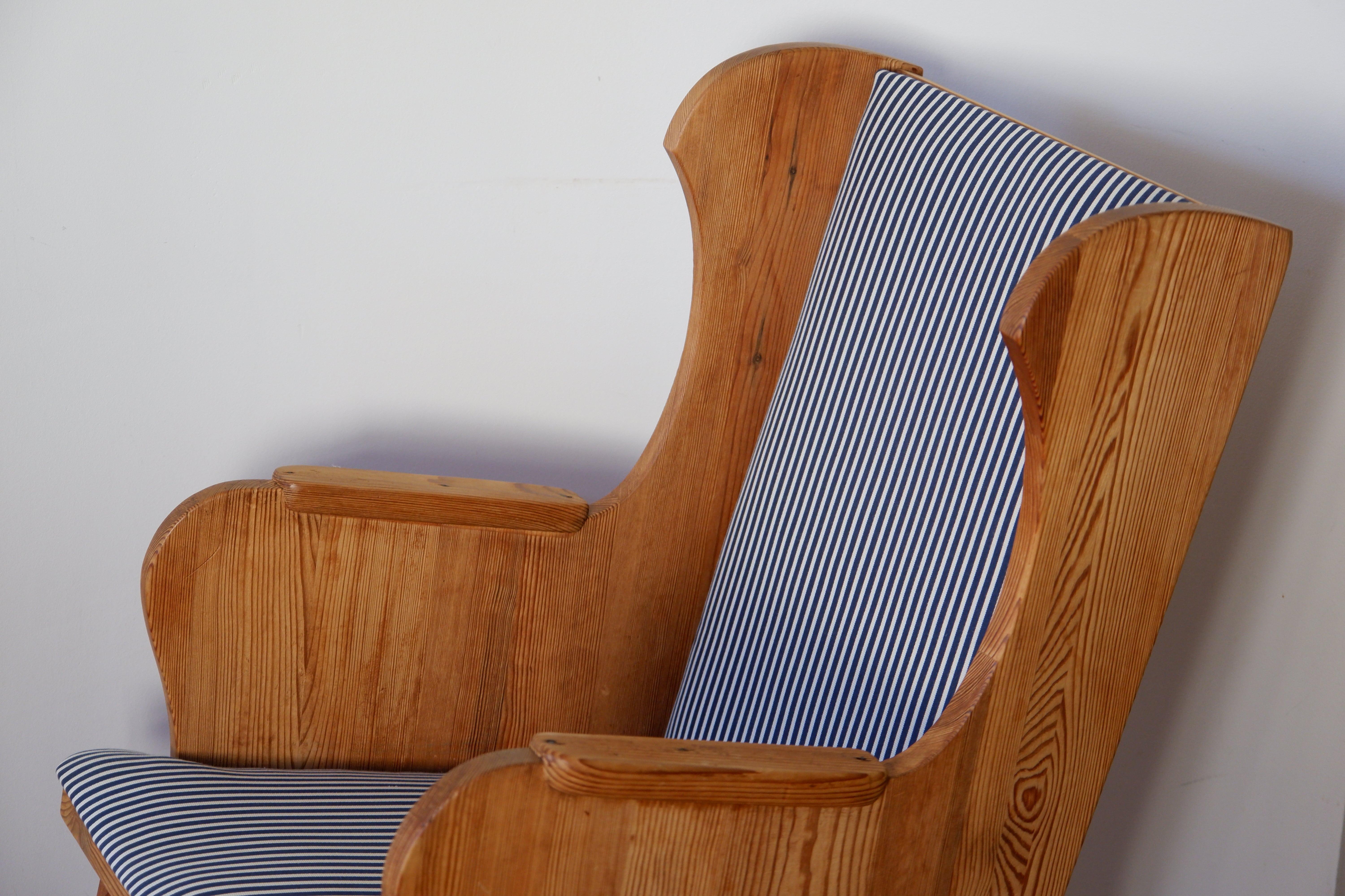 Rare rocking chair designed by Axel Einar Hjorth in the 30's and produced by Nordiska Kompaniet during around 1939. The chair is made in solid pine from Sweden. Its structure is intact and the chair has expericend some minor restaurantion on its