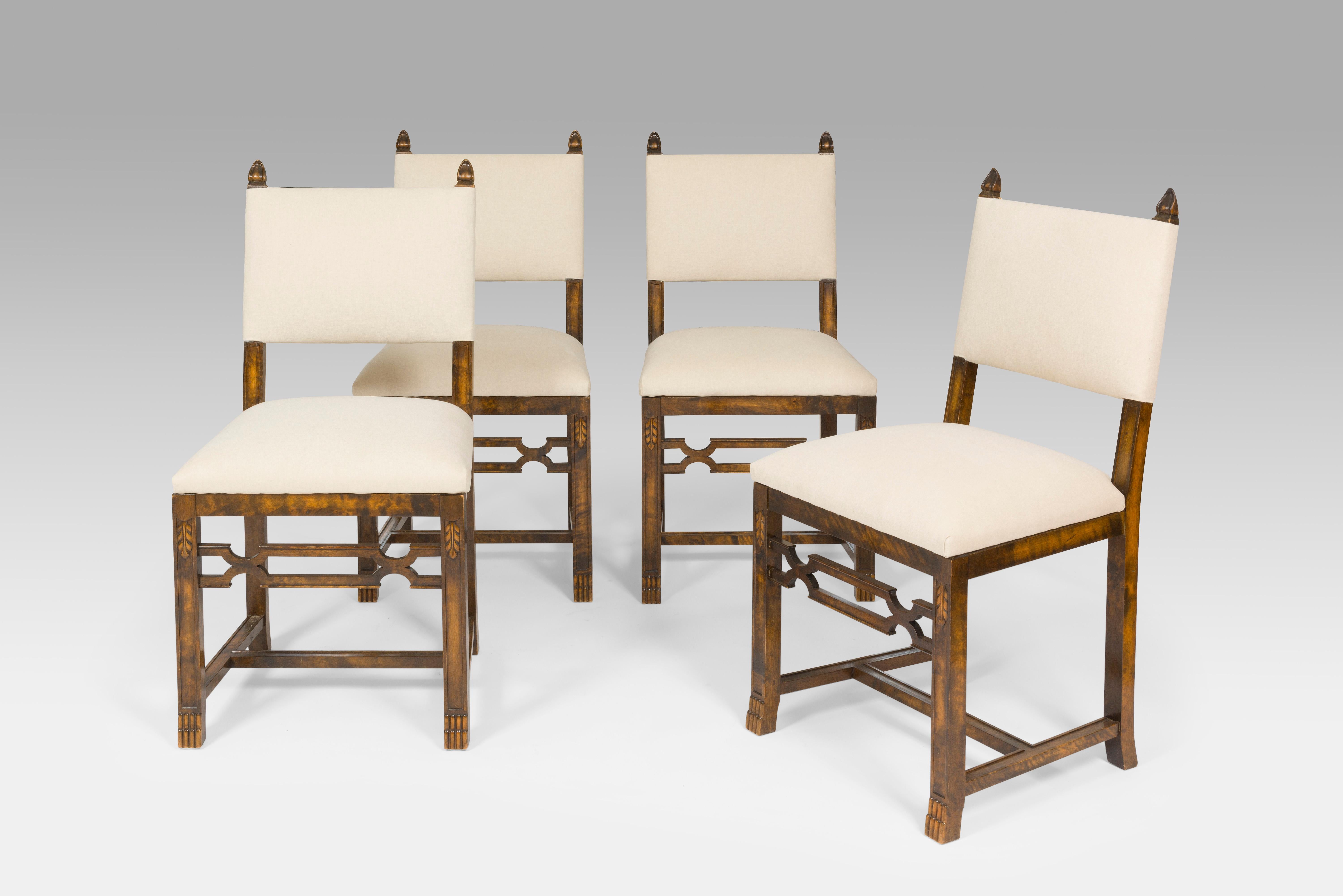 Tisch reicht von 148-260cm/58-102 Zoll
Stühle messen H91 x B42 x T42 x Sitz H45cm/ H36 x B16.5 x T16.5 x Sitz H18 Zoll.

Axel Einar Hjorth war ein wegweisender schwedischer Designer, dessen Entwürfe die Designwelt bis heute prägen. Hjorth war in der