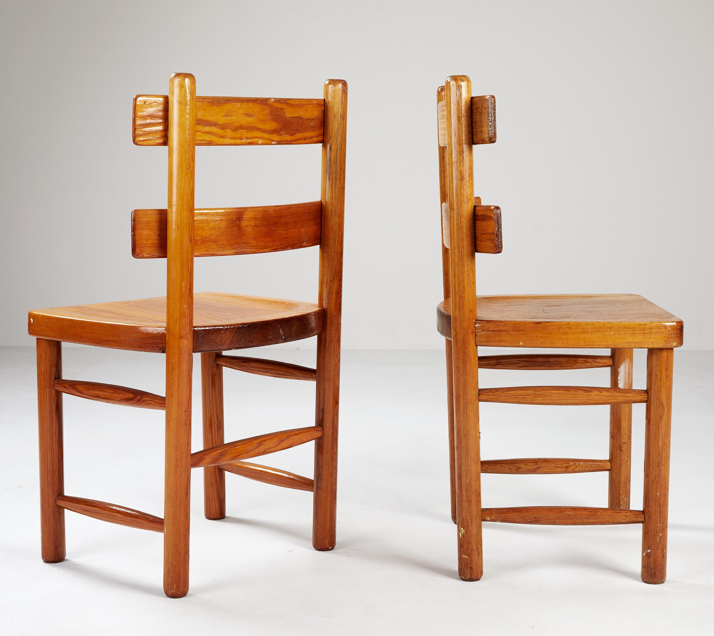 A pair of side or dining chairs by Swedish designer & architect, Axel Einar Hjorth, executed by Nordiska Kompaniet in April 1929. Registrated number in the NK drawing index.
Both marked with manufacturer´s metal plaque.
Pine & wrought iron.
Named
