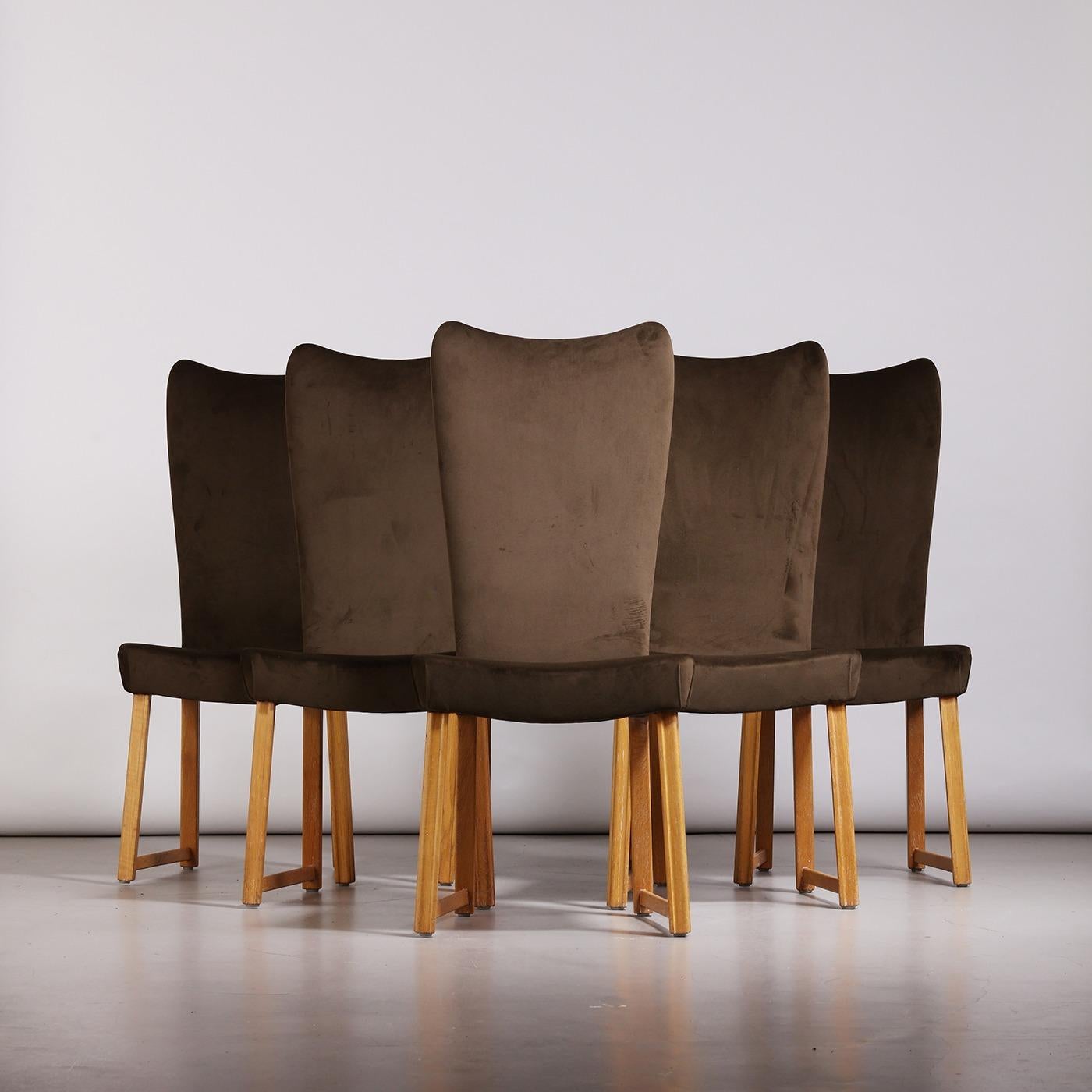 Exceptionnel ensemble de six chaises à haut dossier, modèle spécial commandé, conçu par Axel Einar Hjorth, années 1930. Produit en Suède, 1938. Chêne, récemment recouvert de velours marron avec des agrafes métalliques.

Dimensions :
Hauteur : 109