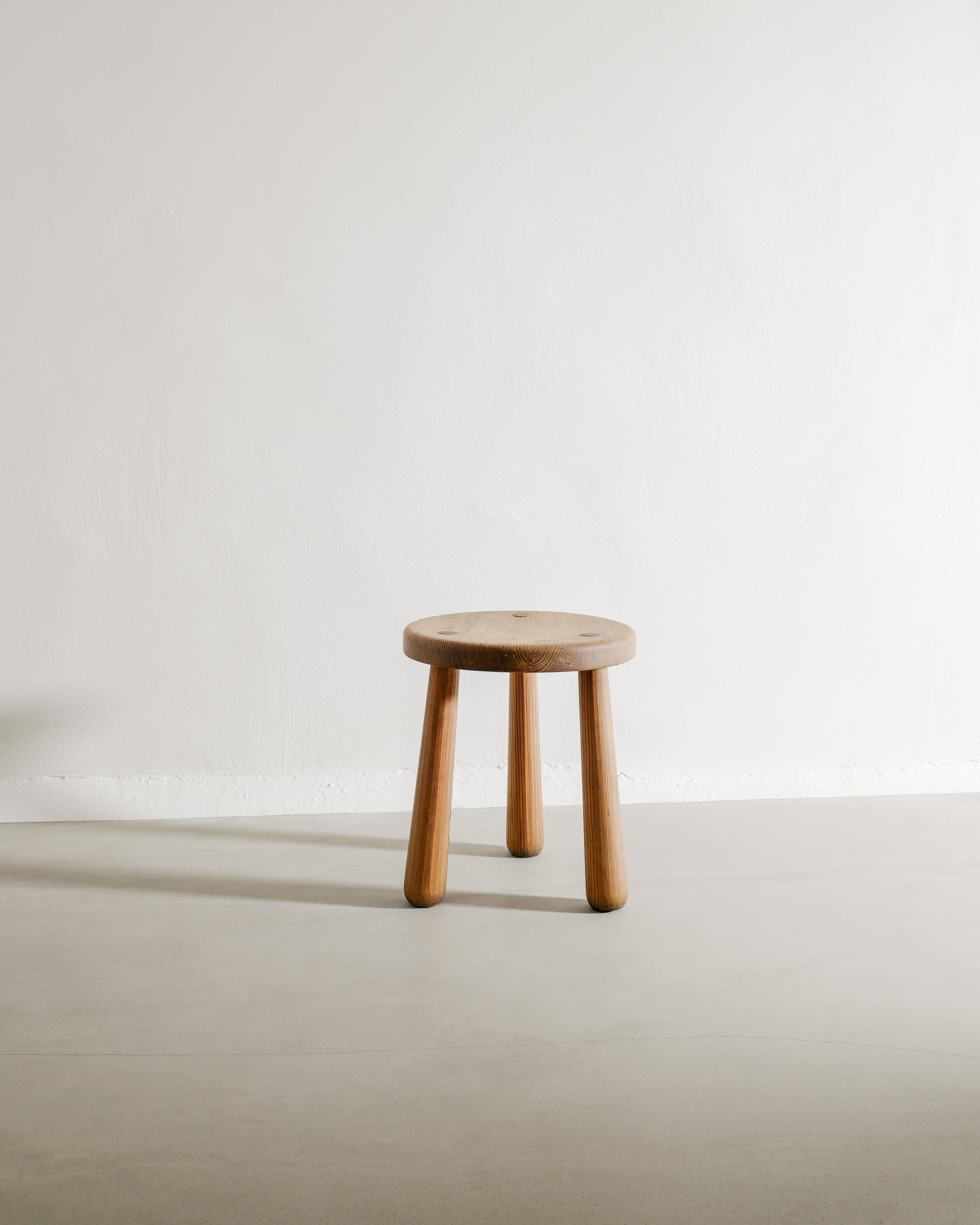 Scandinavo moderno Sgabello in legno di pino Axel Einar Hjorth 