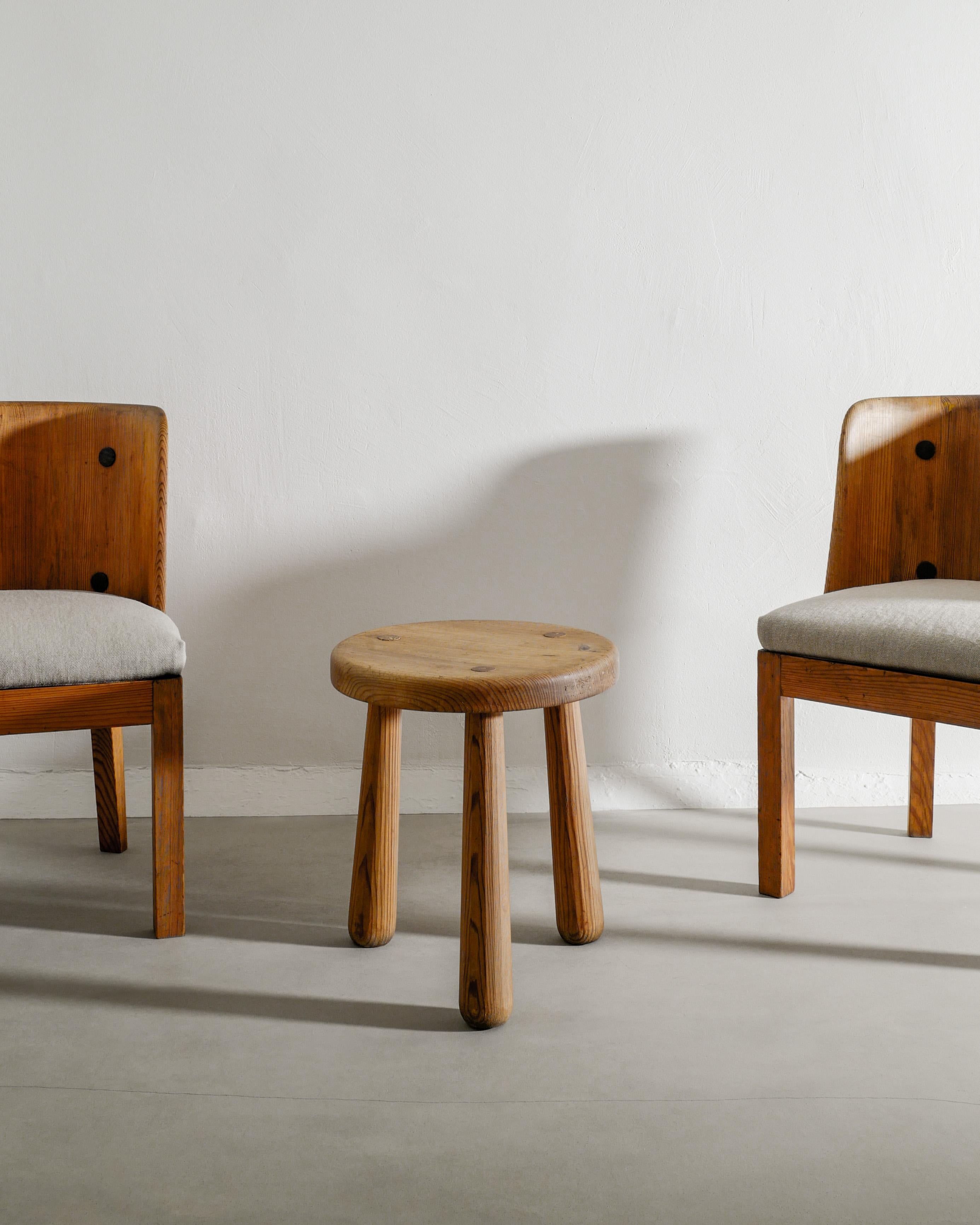 Metà XX secolo Sgabello in legno di pino Axel Einar Hjorth 