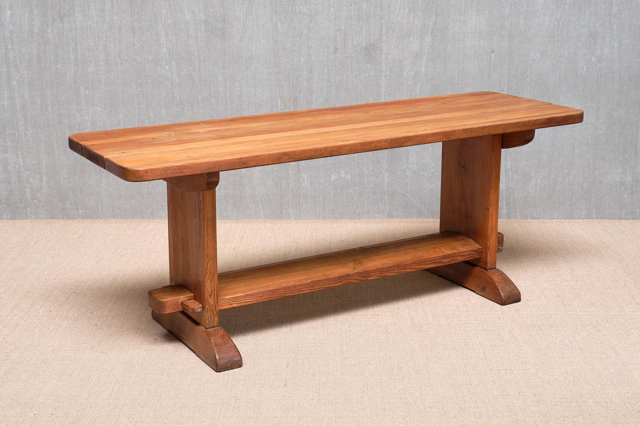 Questo rarissimo tavolo è stato progettato da Axel Einar Hjorth e prodotto da Nordiska Kompaniet in Svezia. Fa parte della serie Skoga, creata da Hjorth nel 1932.

Realizzato in pino massiccio, il tavolo presenta un piano splendidamente scanalato