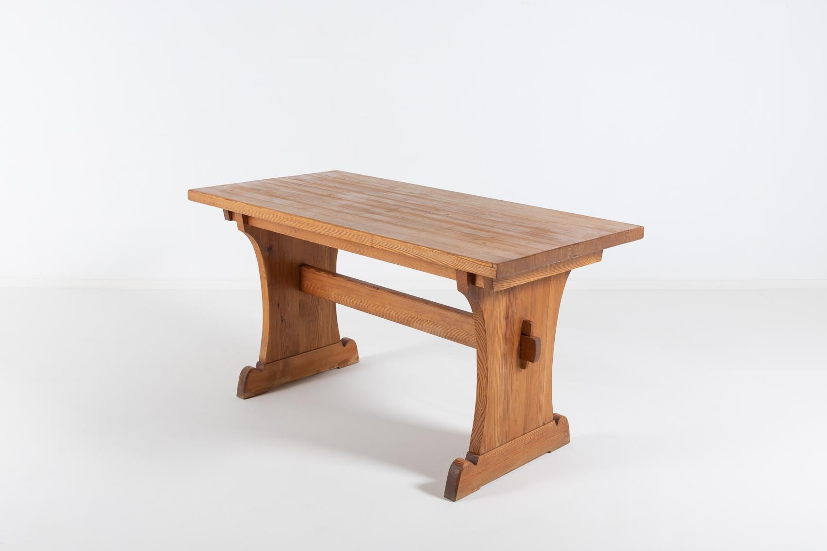 Scandinavian Modern solid pine table from Swedish icon Axel Einar Hjorth for Nordiska Kompaniet, 1930s.

Condition
Good, age related wear and marks, original patina

Dimensions
height: 74 cm
length: 140 cm
width: 69 cm