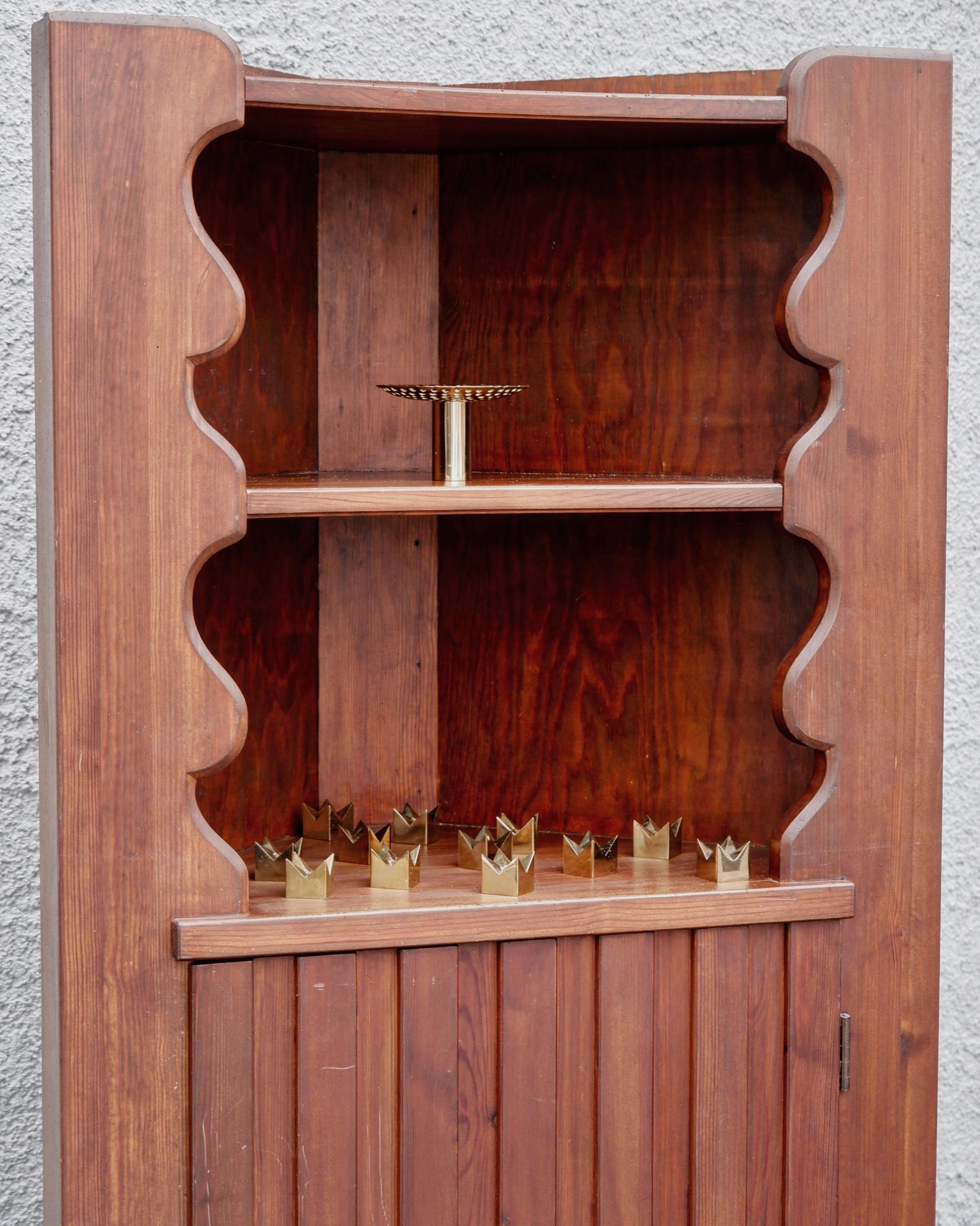 Axel-Einar Hjorth Stained Pine Angle Cabinet Model Utö, circa 1940 In Fair Condition In Hägersten-Liljeholmen, Stockholms län