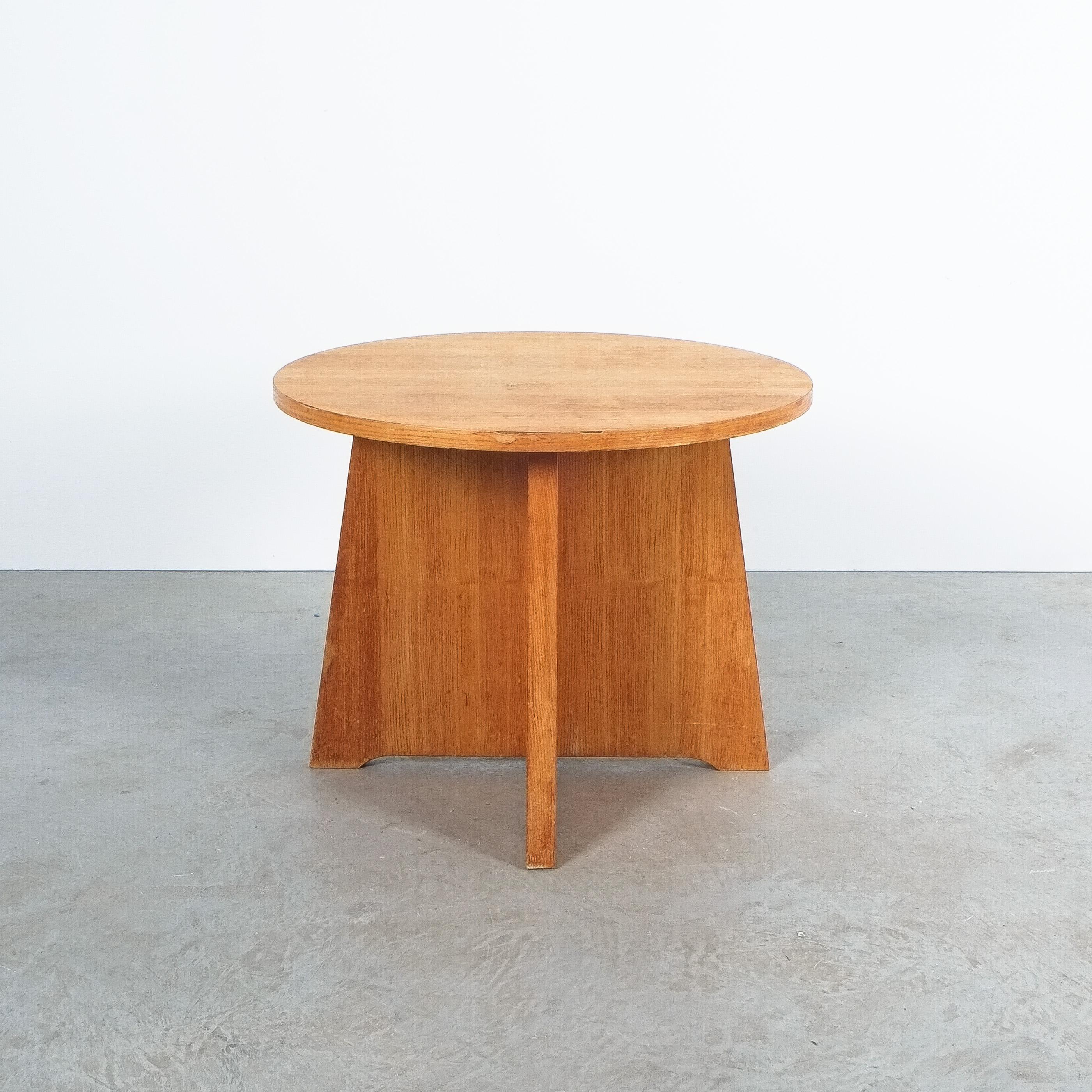 In the style of Axel Einar Hjorth Lovö coffee table, Sweden, 1930-1940

Side table from made from plywood and veneer. It's a bit lower than the original pine wood table by Hjorth. Good condition, some scratches and veneer losses around the edges.