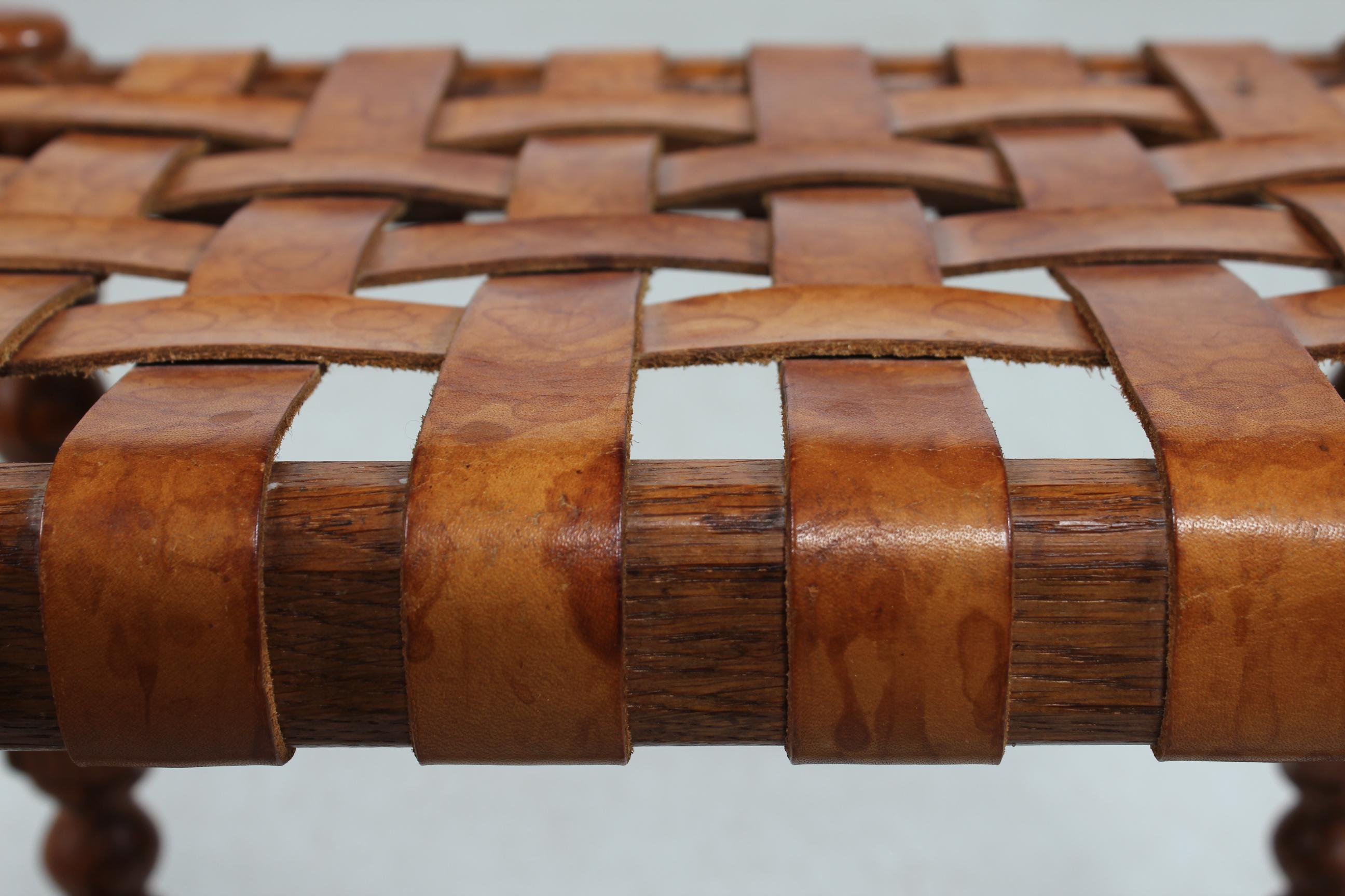 Sgabello in stile Axel Einar Hjorth in quercia con strisce di pelle color cognac 1930 in vendita 2