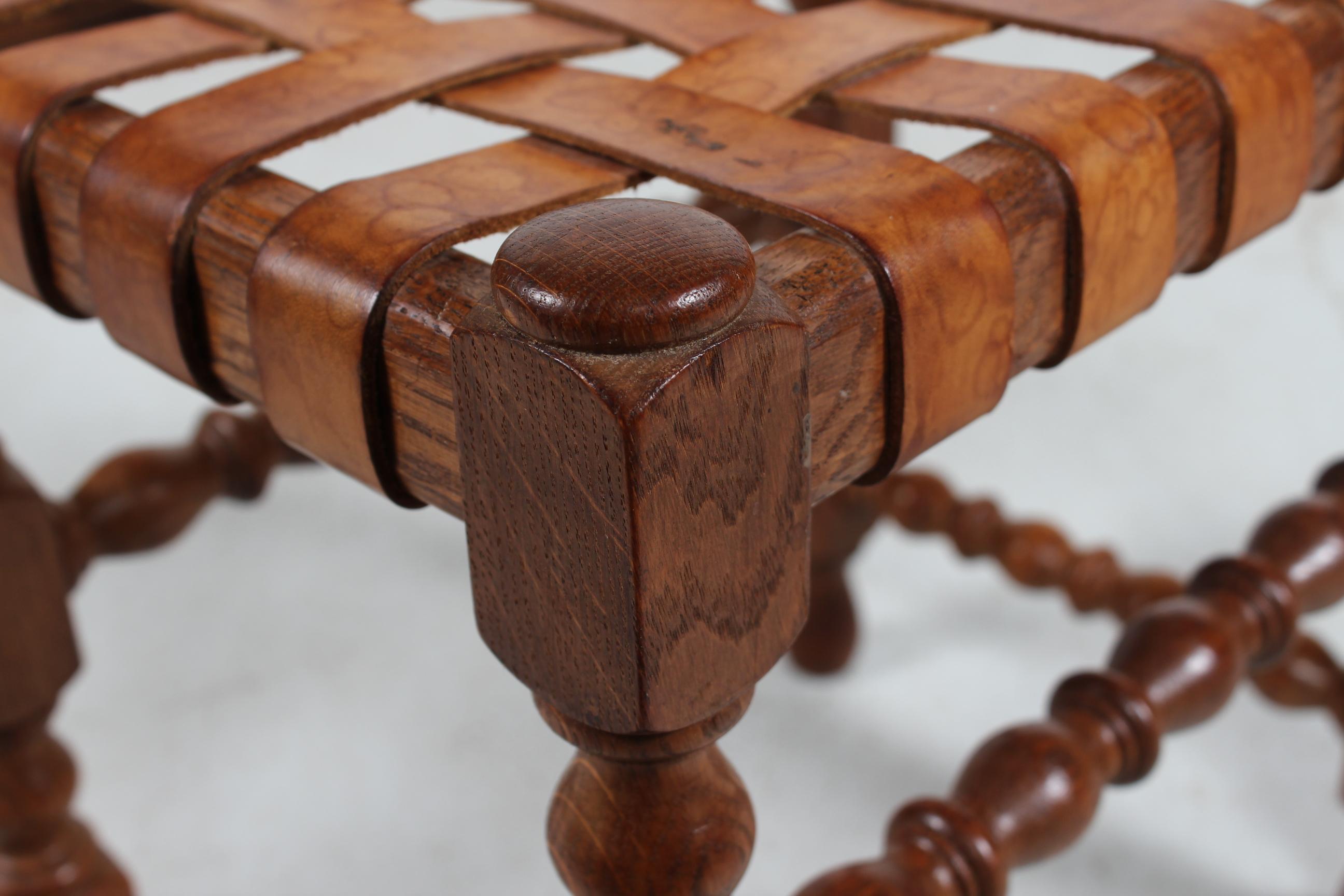 Sgabello in stile Axel Einar Hjorth in quercia con strisce di pelle color cognac 1930 in vendita 3