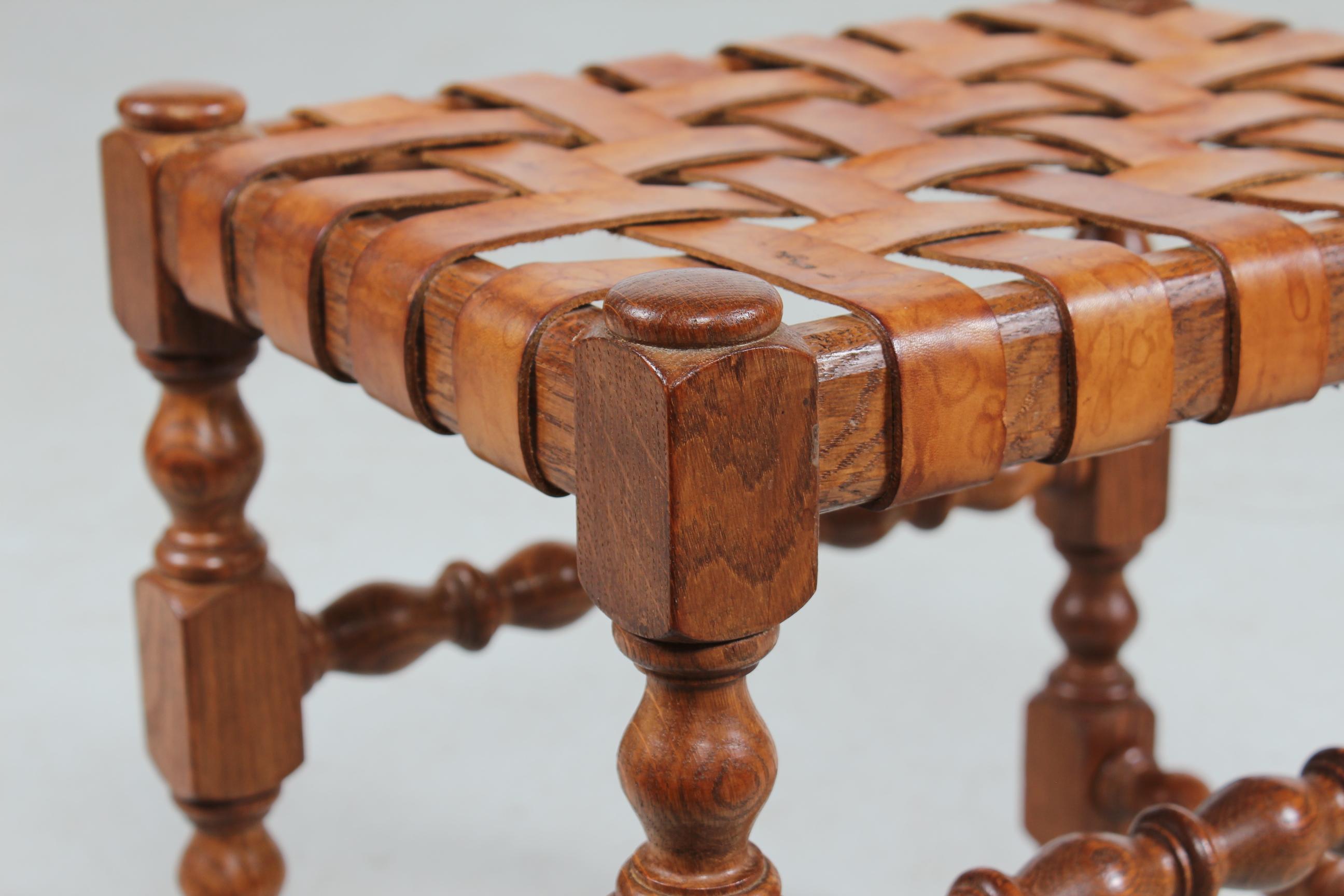 Arts and Crafts Sgabello in stile Axel Einar Hjorth in quercia con strisce di pelle color cognac 1930 in vendita