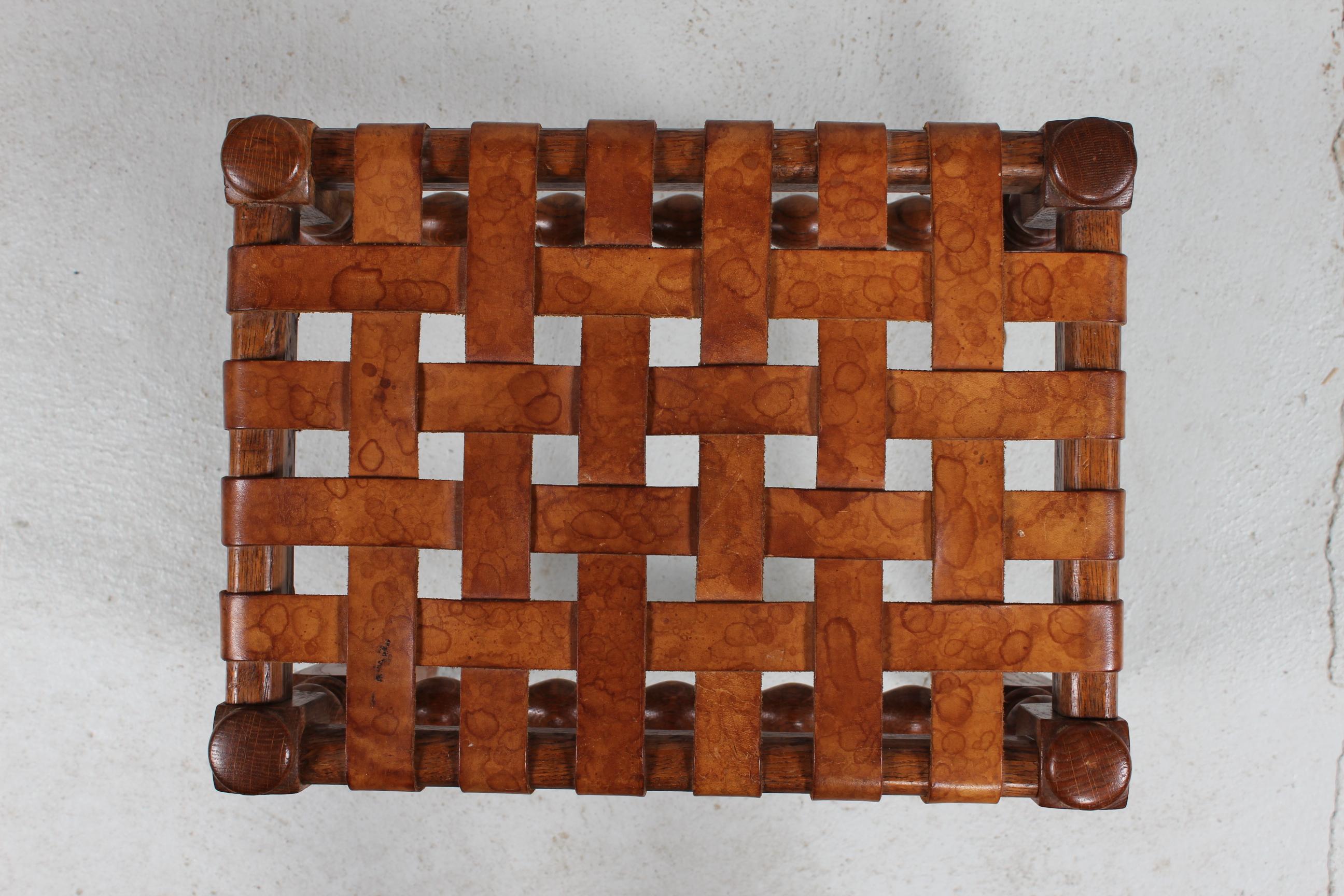 Falegnameria Sgabello in stile Axel Einar Hjorth in quercia con strisce di pelle color cognac 1930 in vendita
