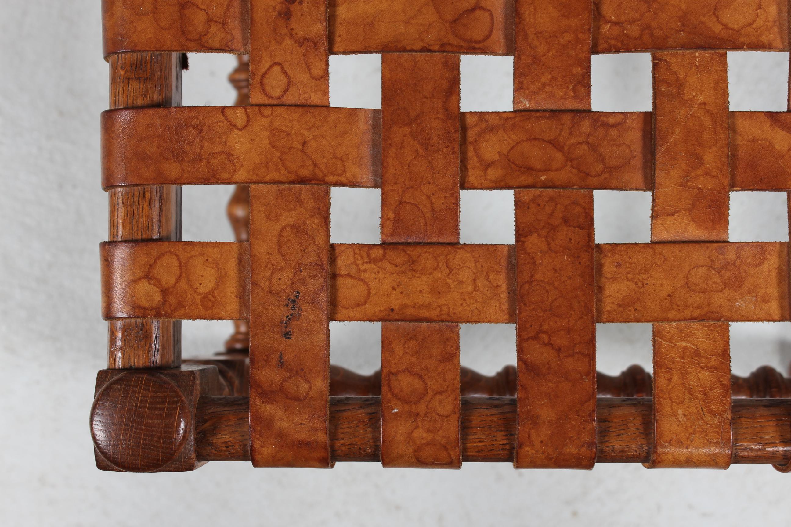 Sgabello in stile Axel Einar Hjorth in quercia con strisce di pelle color cognac 1930 In condizioni buone in vendita a Silkeborg, Silkeborg