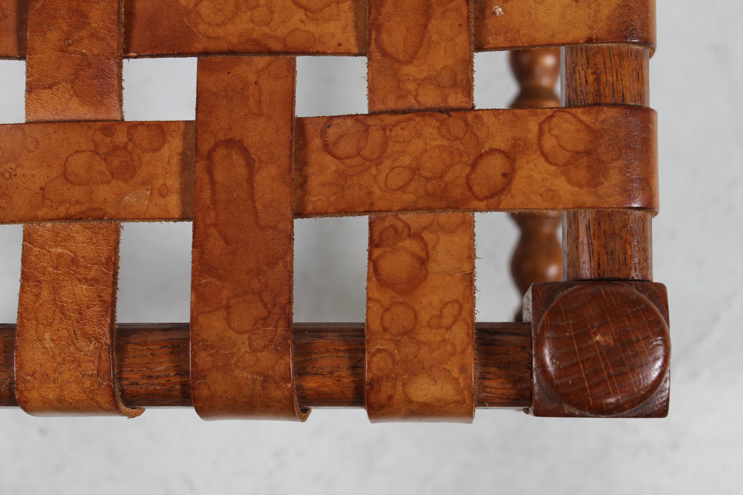Metà XX secolo Sgabello in stile Axel Einar Hjorth in quercia con strisce di pelle color cognac 1930 in vendita