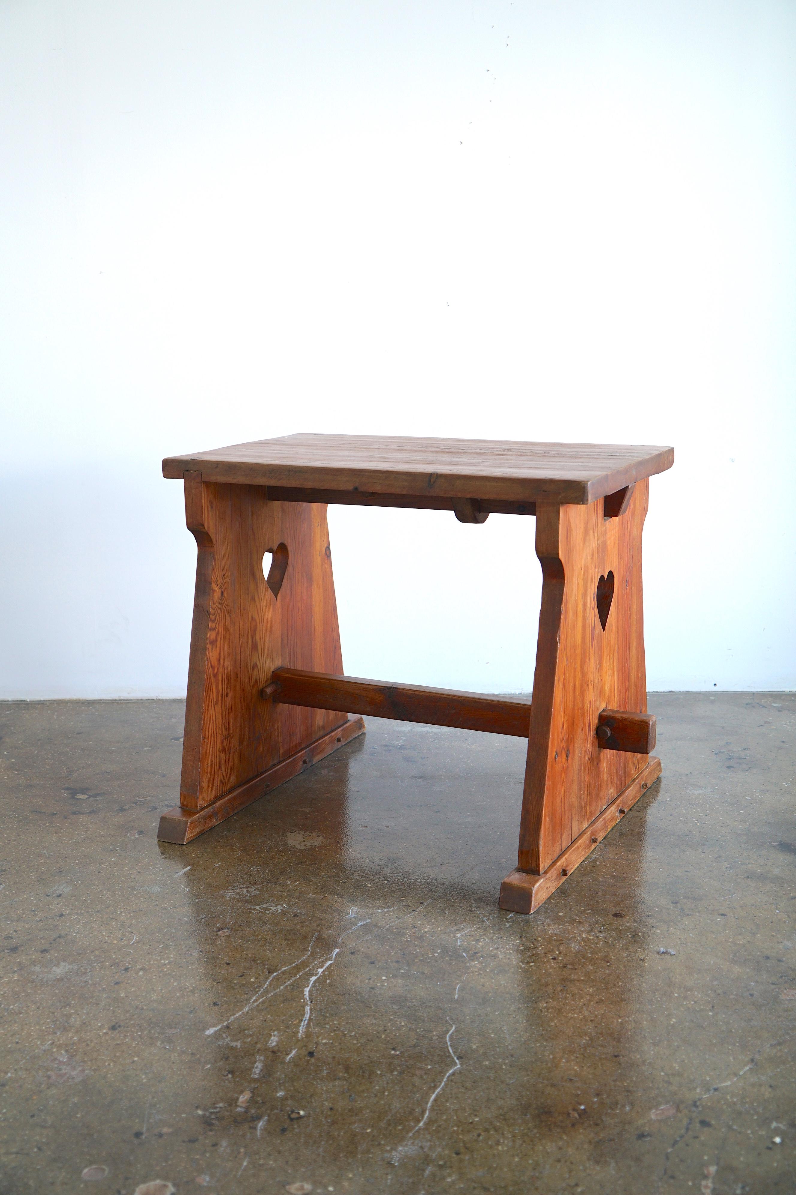 Sport cabin series Swedish pine table in style of Axel Einar Hjorth.
Stained pine, Circa 1930th-40th.
Table top is 34