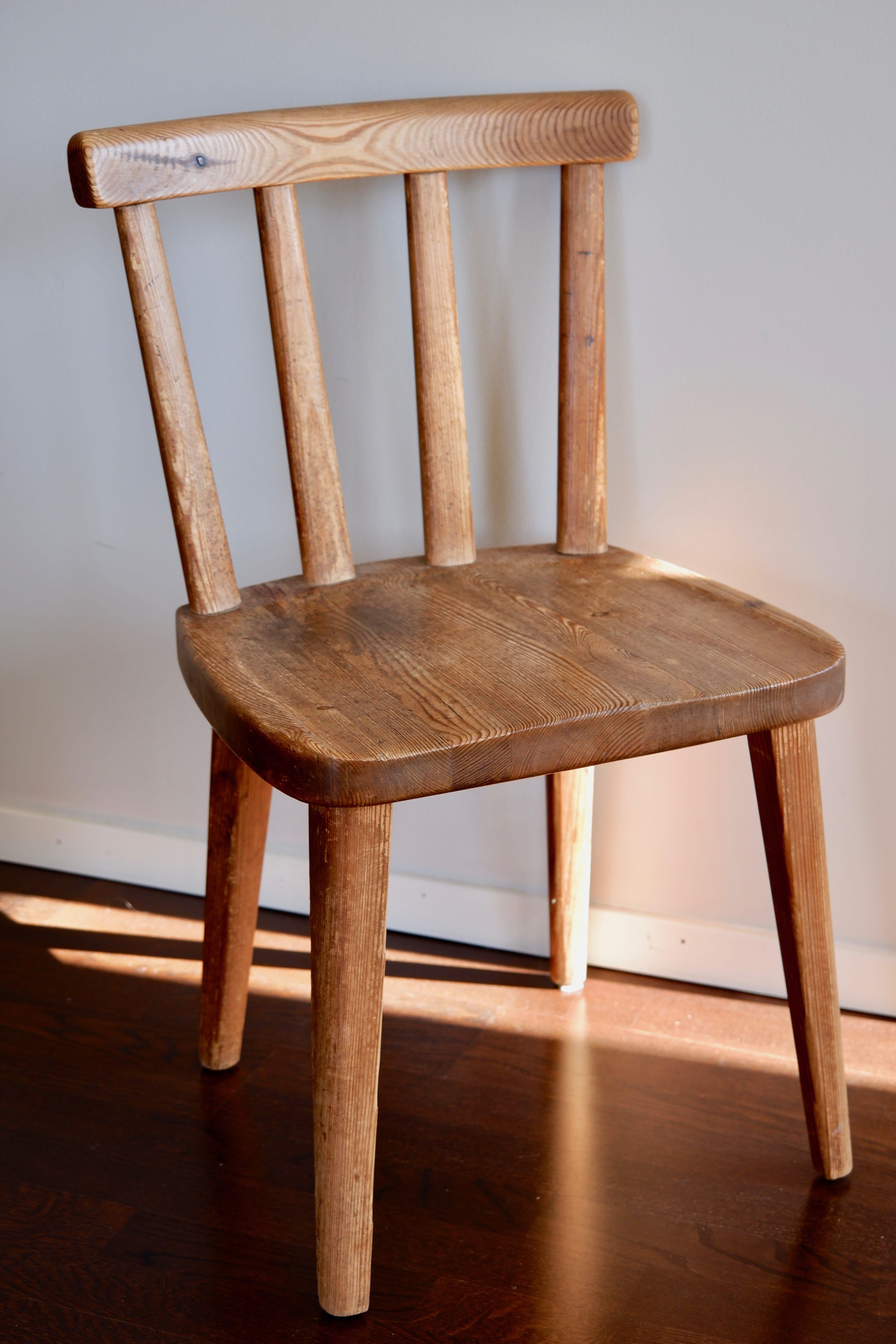 Authentische Axel Einar Hjorth utö Stühle, entworfen 1932 und hergestellt in den 30er Jahren von Nordika Kompaniet. Der Stuhl ist in einem guten Zustand, stabil, mit einer authentischen und unberührten Patina. Der Stuhl ist aus massivem Kiefernholz