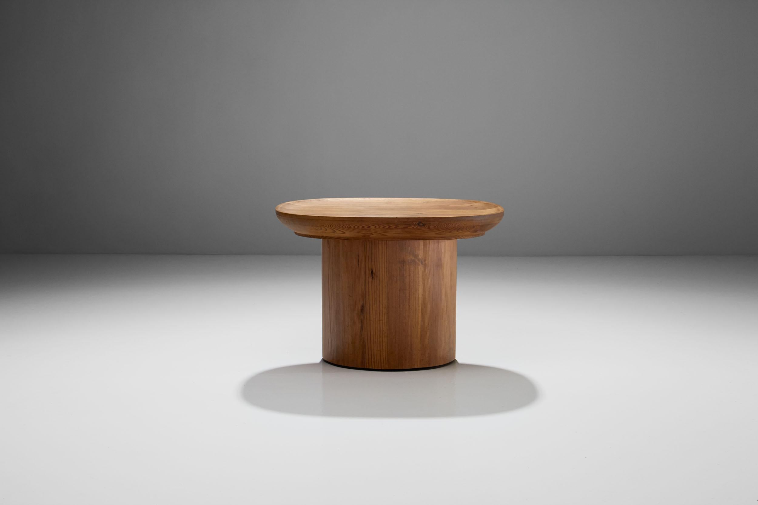 The ‘Utö’ coffee table designed by Axel Einar Hjorth is striking in balancing large volumes with clean geometrical lines. The tabletop has a thick and oval shaped shallow bowl with a well-defined rim on the top and bottom. The pine wood has aged