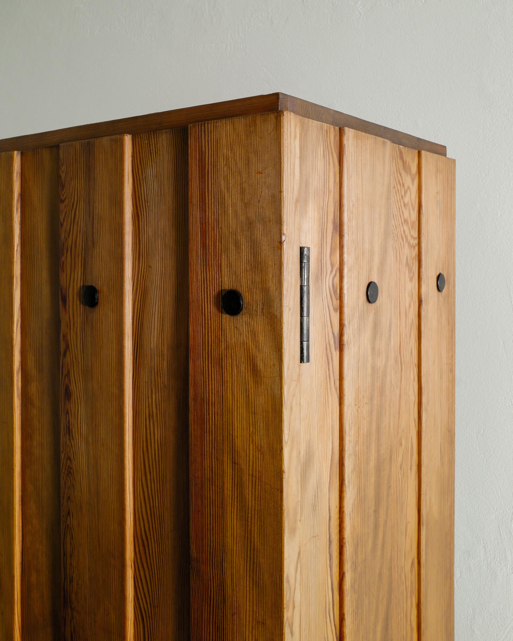 Metà XX secolo Armadio in legno 