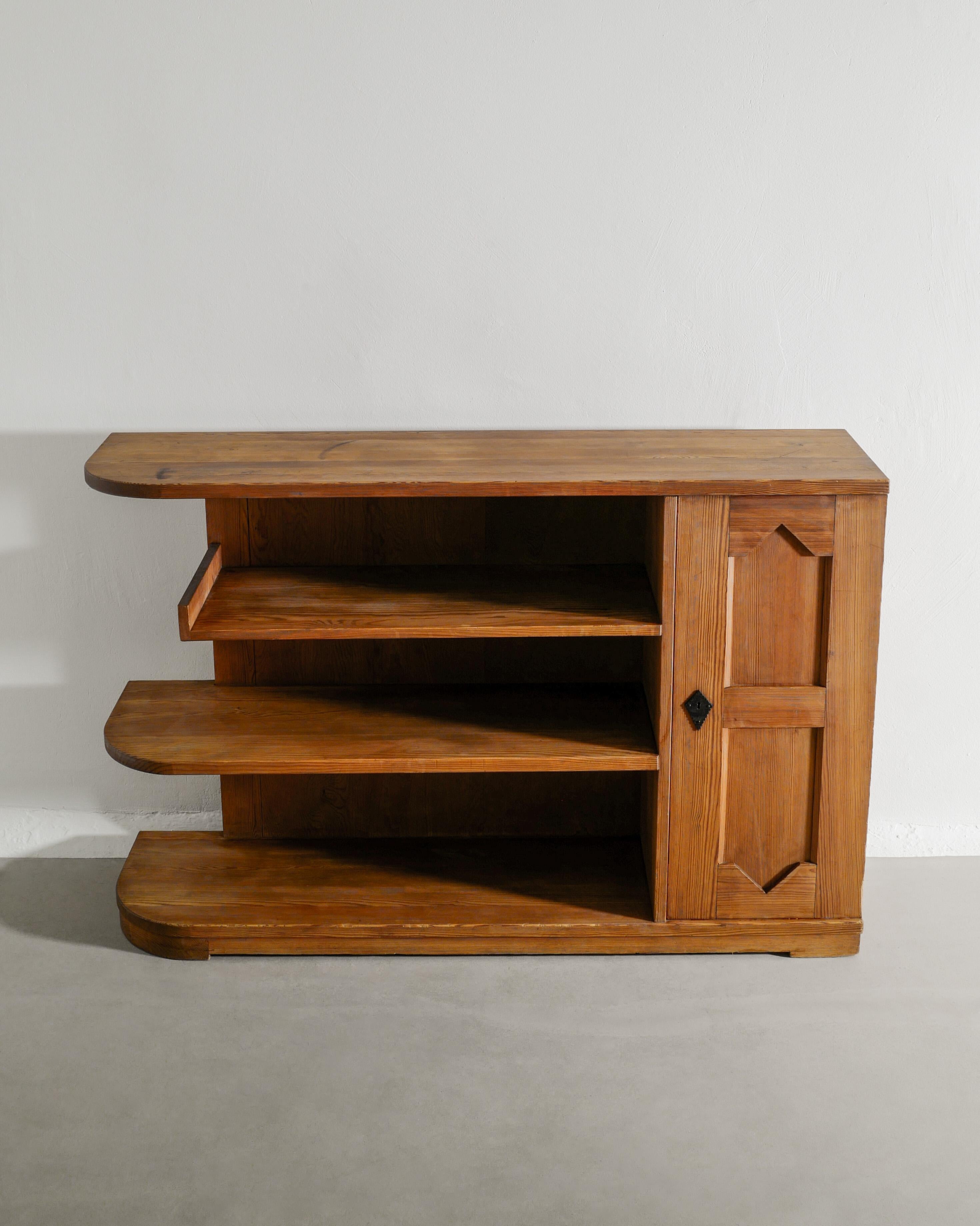 Pino Scaffale Lovö in legno di pino di Axel Einar Hjorth per Nordiska Kompaniet Svezia, anni '30 in vendita