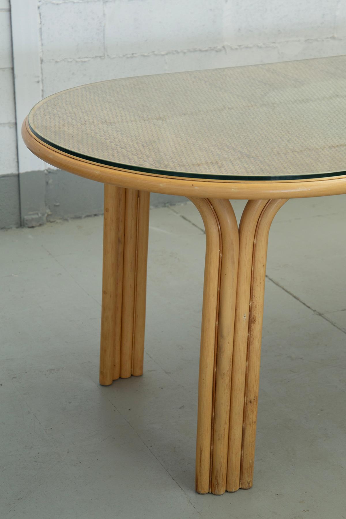 Grande table de salle à manger des années 1970 attribuée à Axel Enthoven - Design sculptural en bambou et rotin avec plateau en verre
Cette exceptionnelle grande table de salle à manger des années 1970, attribuée au célèbre designer Axel Enthoven,