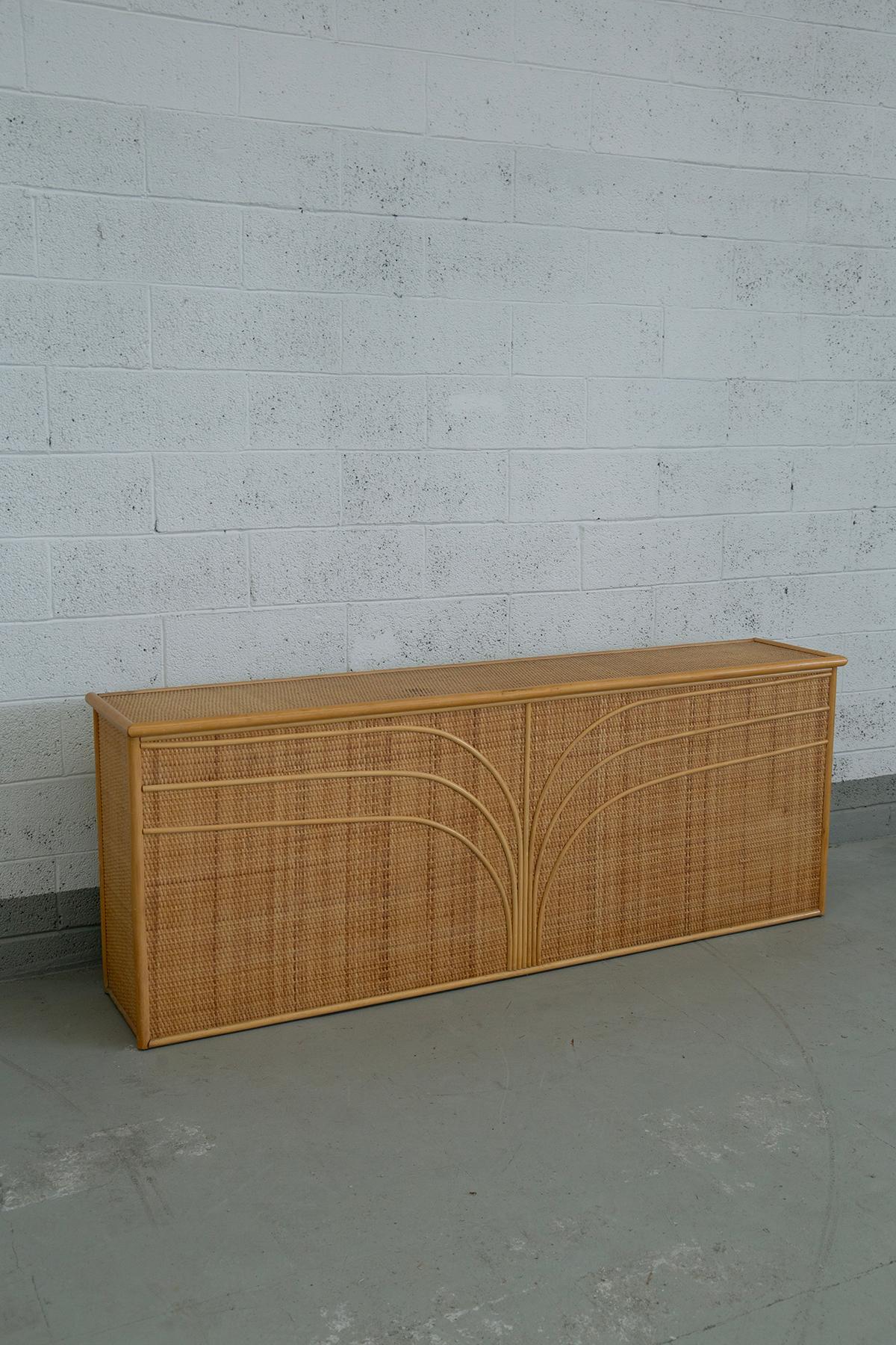 Ein seltenes und faszinierendes Beispiel für das organische Design der 1970er Jahre: Diese Aufbewahrungstruhe aus Rattan und Bambus, die dem belgischen Designer Axel Enthoven zugeschrieben wird, verbindet Funktionalität und natürliche Schönheit mit